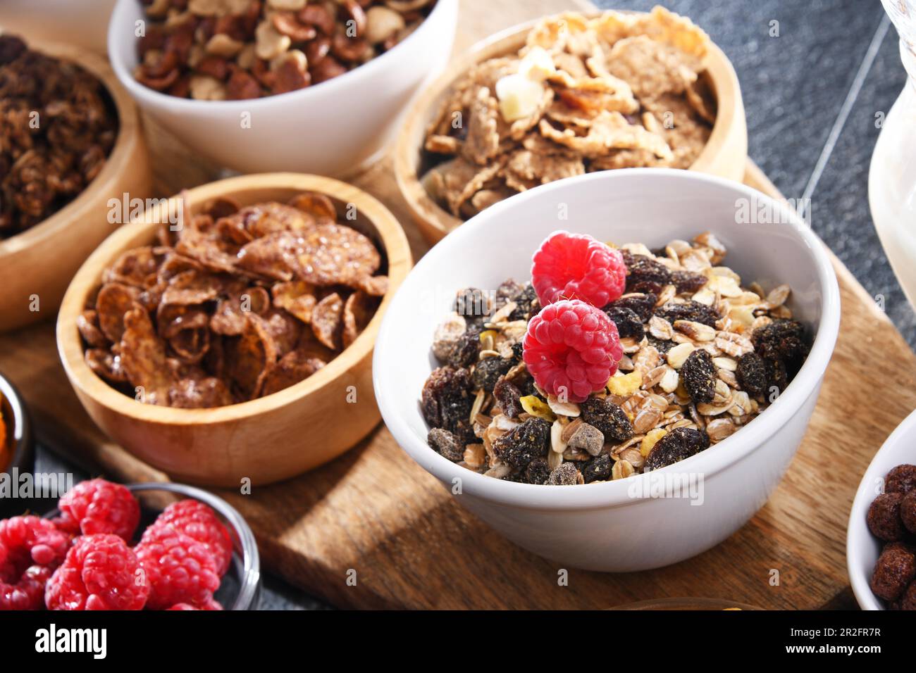 Composition avec différentes sortes de produits céréaliers pour le petit déjeuner et fruits frais Banque D'Images