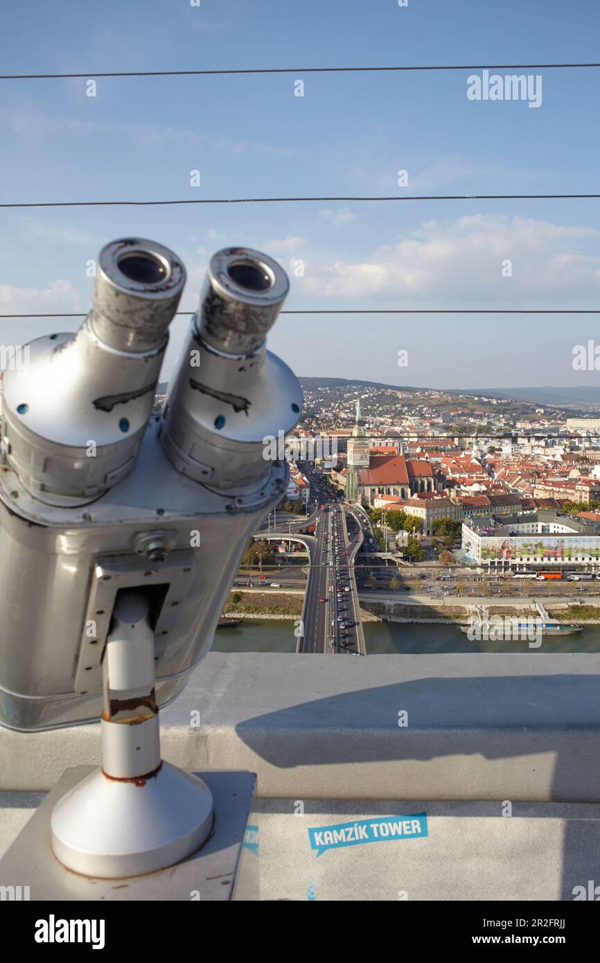Vue depuis la terrasse d'observation des OVNIS avec des jumelles, Bratislava, Slovaquie. Banque D'Images