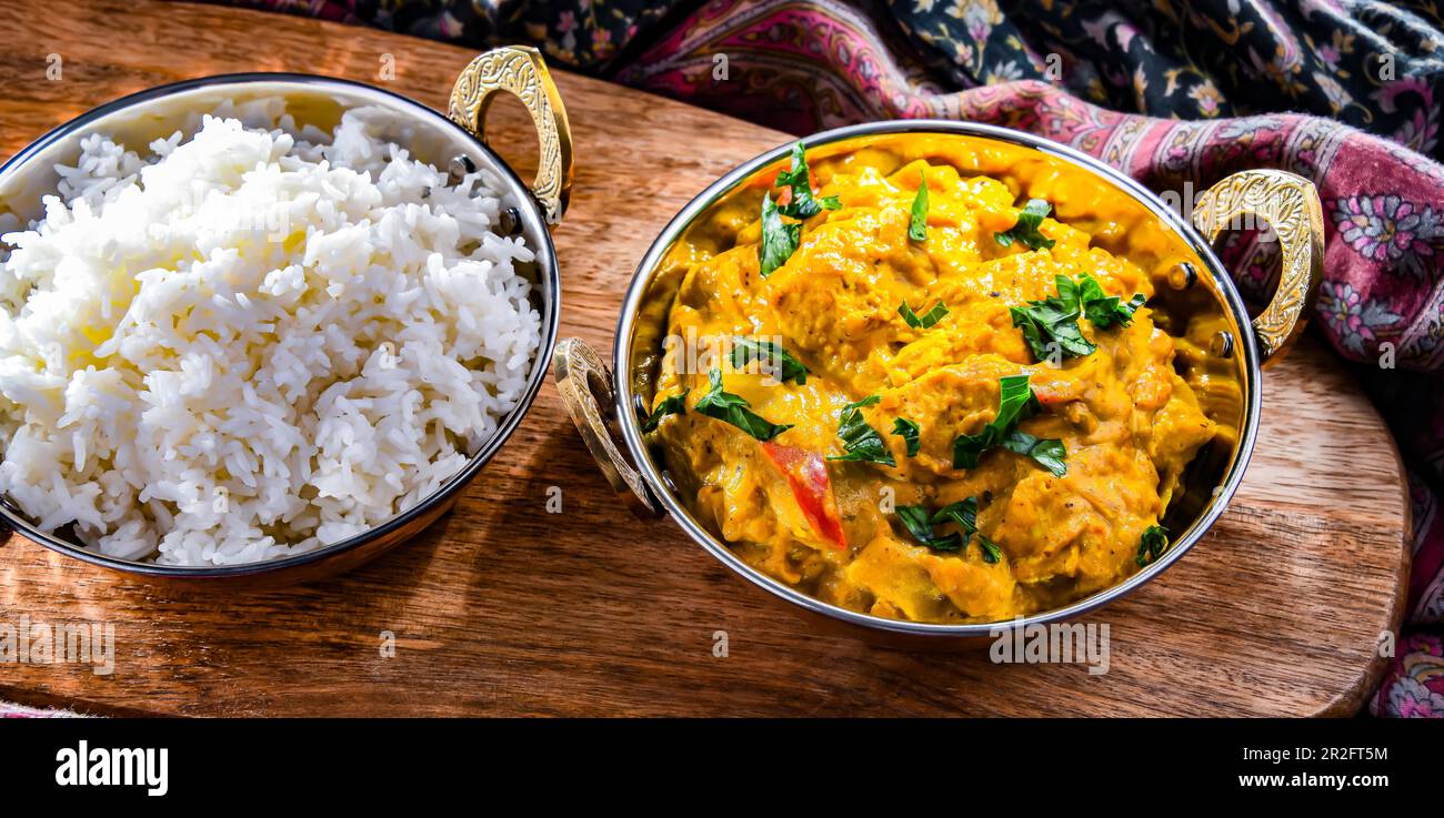 Poulet au curry avec riz servi dans des pots indiens d'origine Banque D'Images