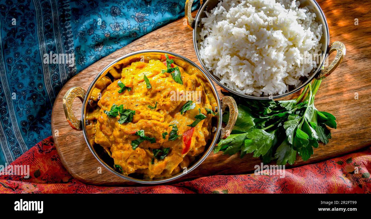 Poulet au curry avec riz servi dans des pots indiens d'origine Banque D'Images