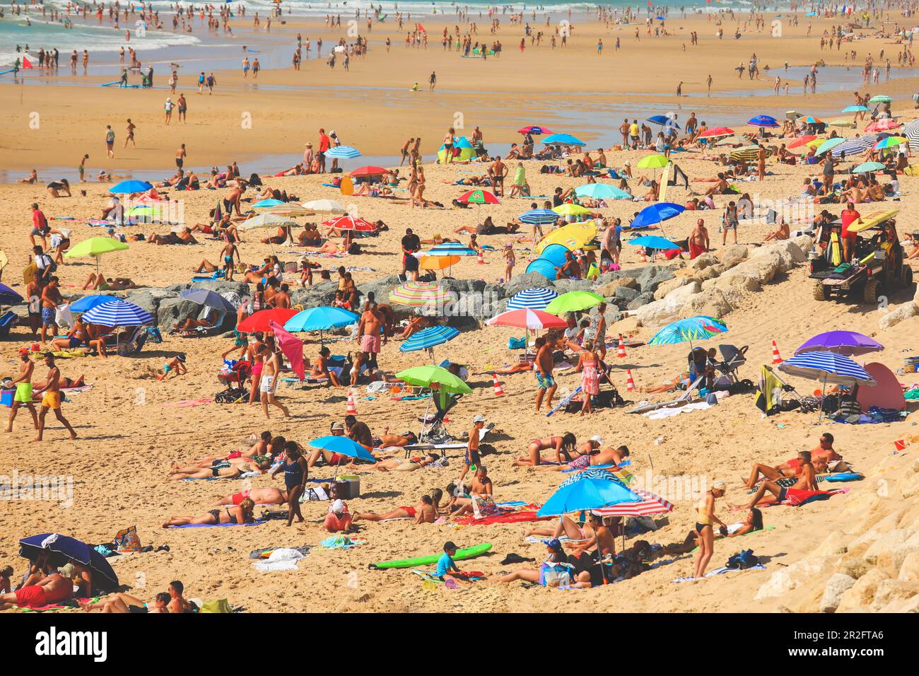 Lacanau, France - 21 juillet 2020 : plage bondée pleine de personnes se reposant sur la plage pendant leurs vacances en été Banque D'Images