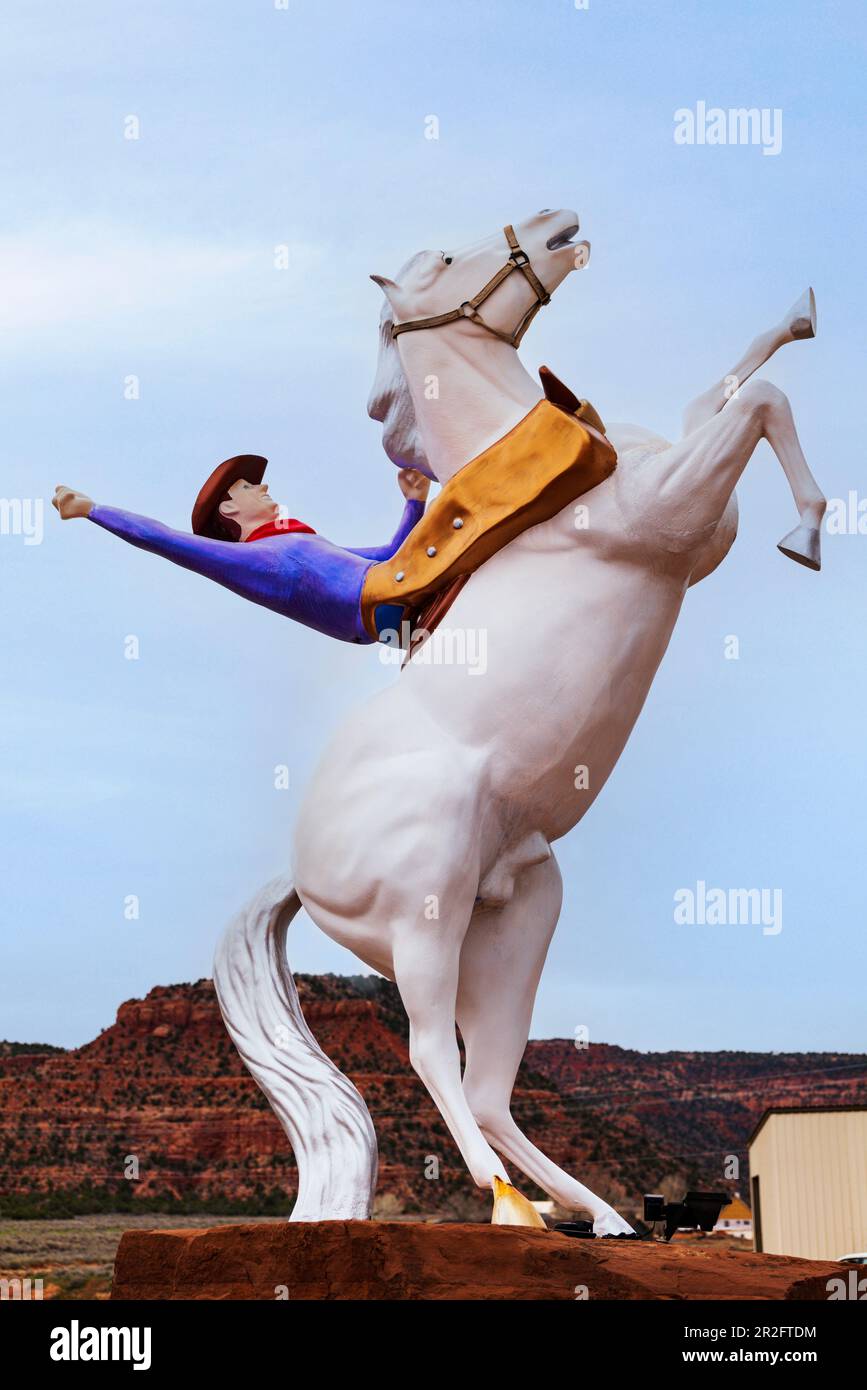 Grande statue extérieure de cheval de fer et de cowboy ; Little Hollywood de l'Utah ; accueille de nombreuses productions cinématographiques ; Kanab ; Utah ; États-Unis ; icône ; rodéo ; Banque D'Images