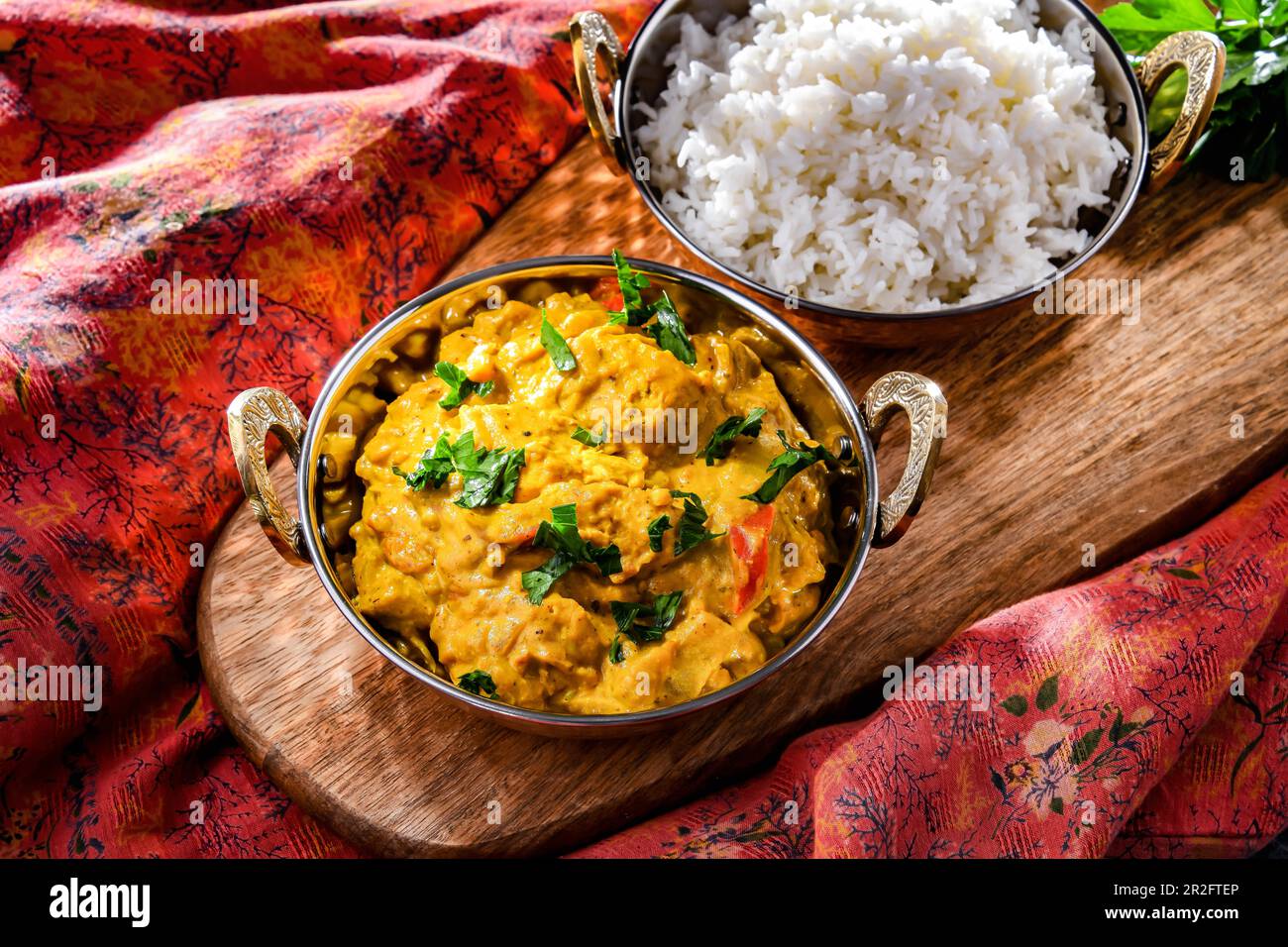 Poulet au curry avec riz servi dans des pots indiens d'origine Banque D'Images