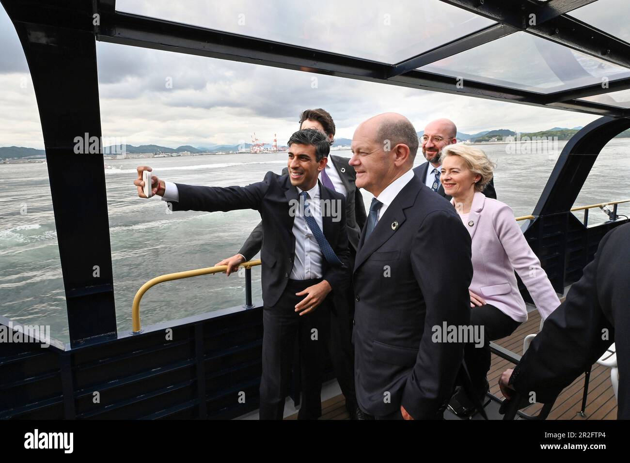 Hatsukaichi, Japon. 19th mai 2023. Le Premier ministre britannique Rishi Sunak, à gauche, prend un selfie avec le Groupe des sept leaders sur un bateau jusqu'au sanctuaire d'Itsukushima sur l'île Miyajima pendant la première journée du Sommet de G7, à 19 mai 2023, à Hatsukaichi, au Japon. De gauche à droite : le Premier ministre britannique Rishi Sunak, le Premier ministre canadien Justin Trudeau, le chancelier allemand OLAF Schotz, le président de la Commission européenne Ursula von der Leyen et le président du Conseil européen Charles Michel. Crédit: Photo de piscine/G7 Hiroshima/Alamy Live News Banque D'Images