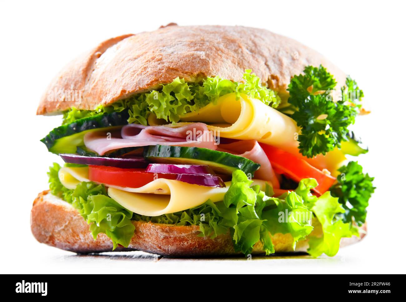 Sandwich avec fromage et jambon et légumes frais isolés sur blanc Banque D'Images