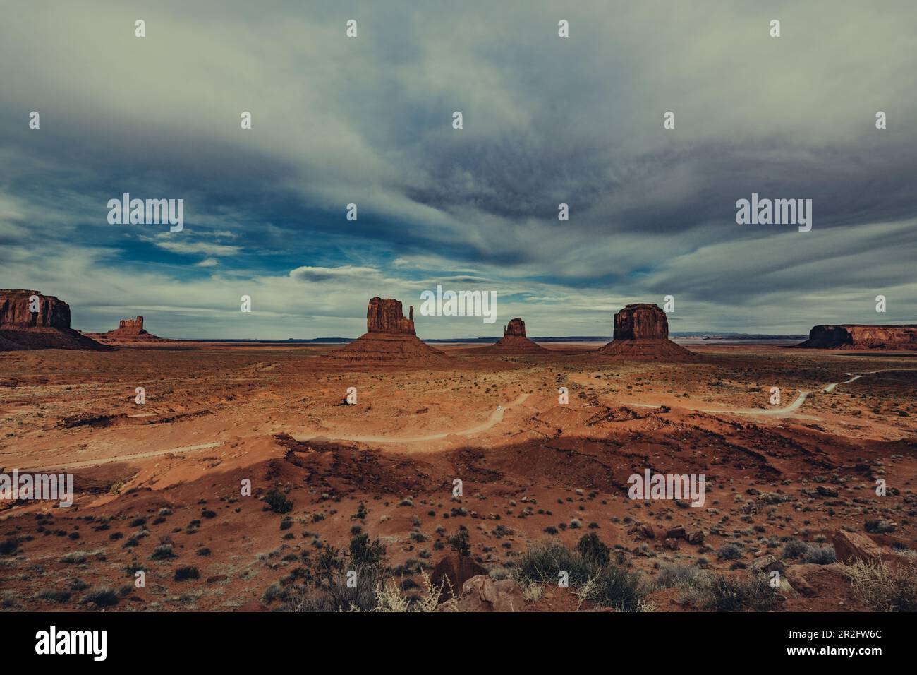 Sentinel Mesa, West Mitten Butte, East Mitten Butte et Merrick Butte dans Monument Valley, Arizona, Utah, États-Unis, Amérique du Nord Banque D'Images