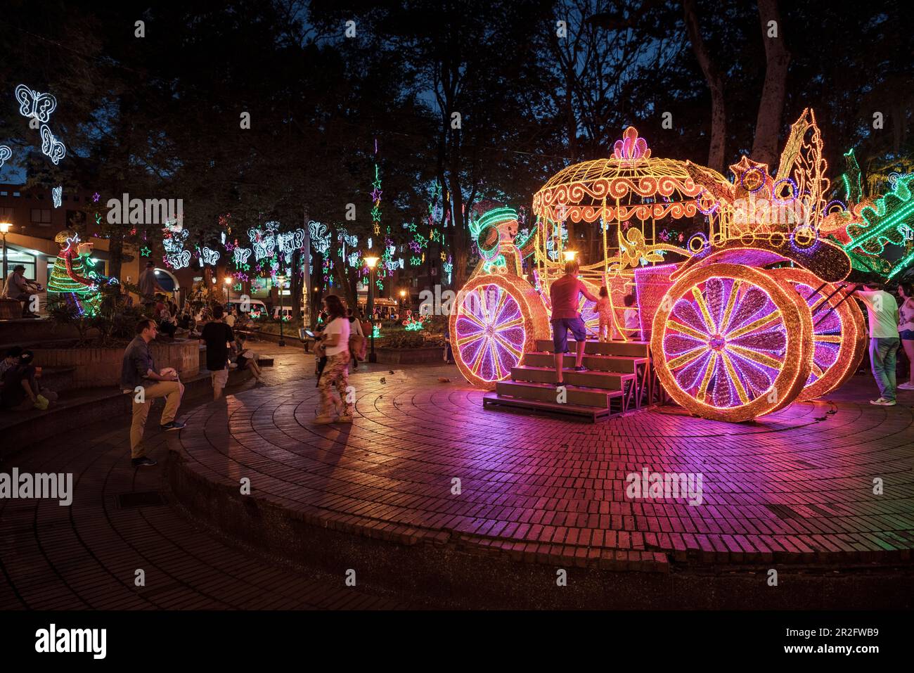 Parc décoré et illuminé de Noël avec calèche, Medellin, Colombie, Amérique du Sud Banque D'Images