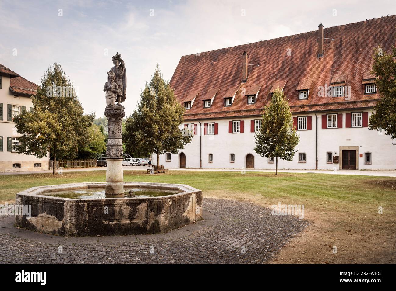 Fontaine dans la cour cloître, Blaubeuren, quartier Alb-Donau, Alb souabe, Bade-Wurtemberg, Allemagne, Europe Banque D'Images