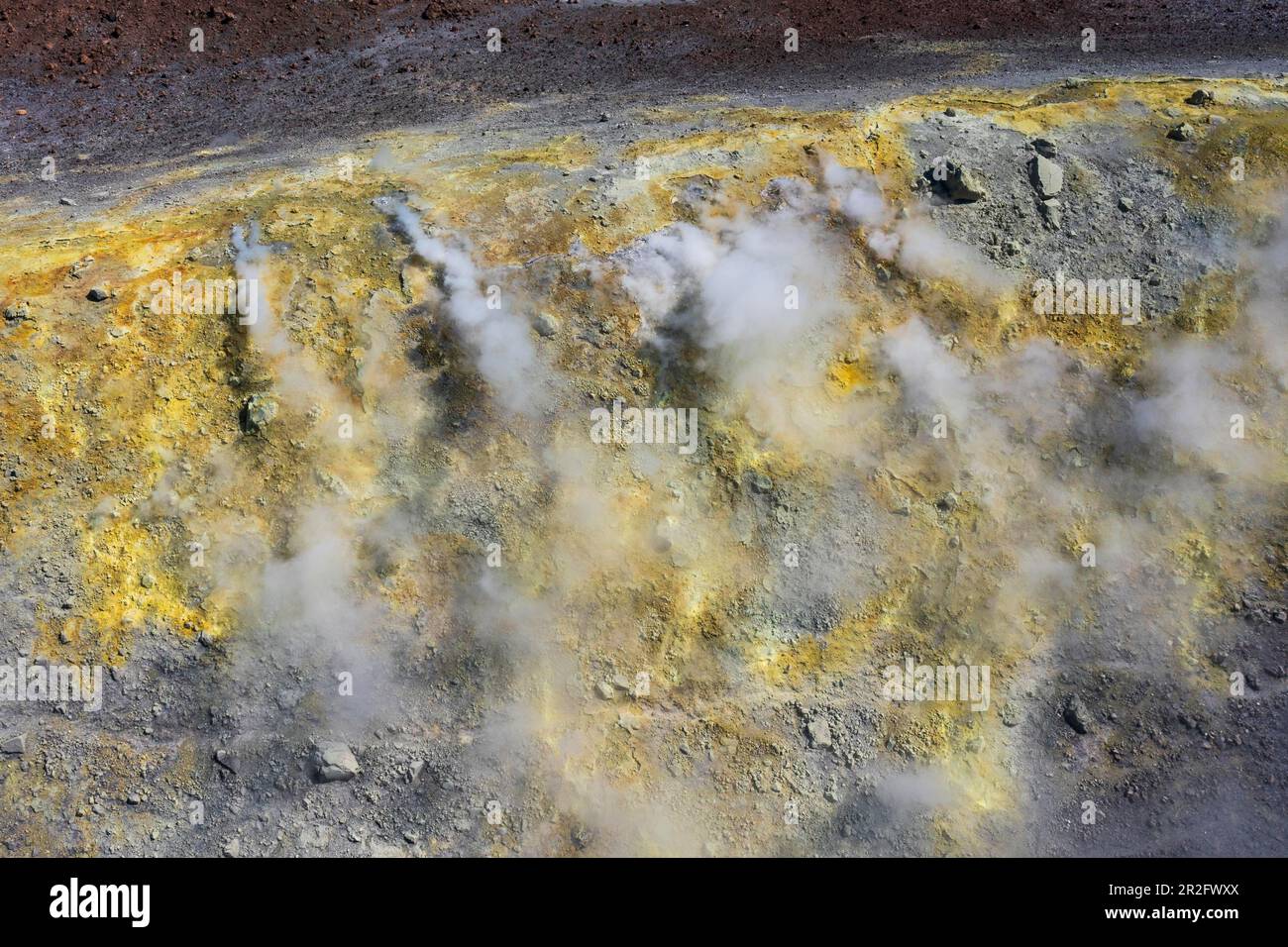 Fumer des fumeroles de soufre au bord du cratère, Gran Cratere, Île Vulcano, Iles Lipari ou Eoliennes, Sicile, Italie Banque D'Images