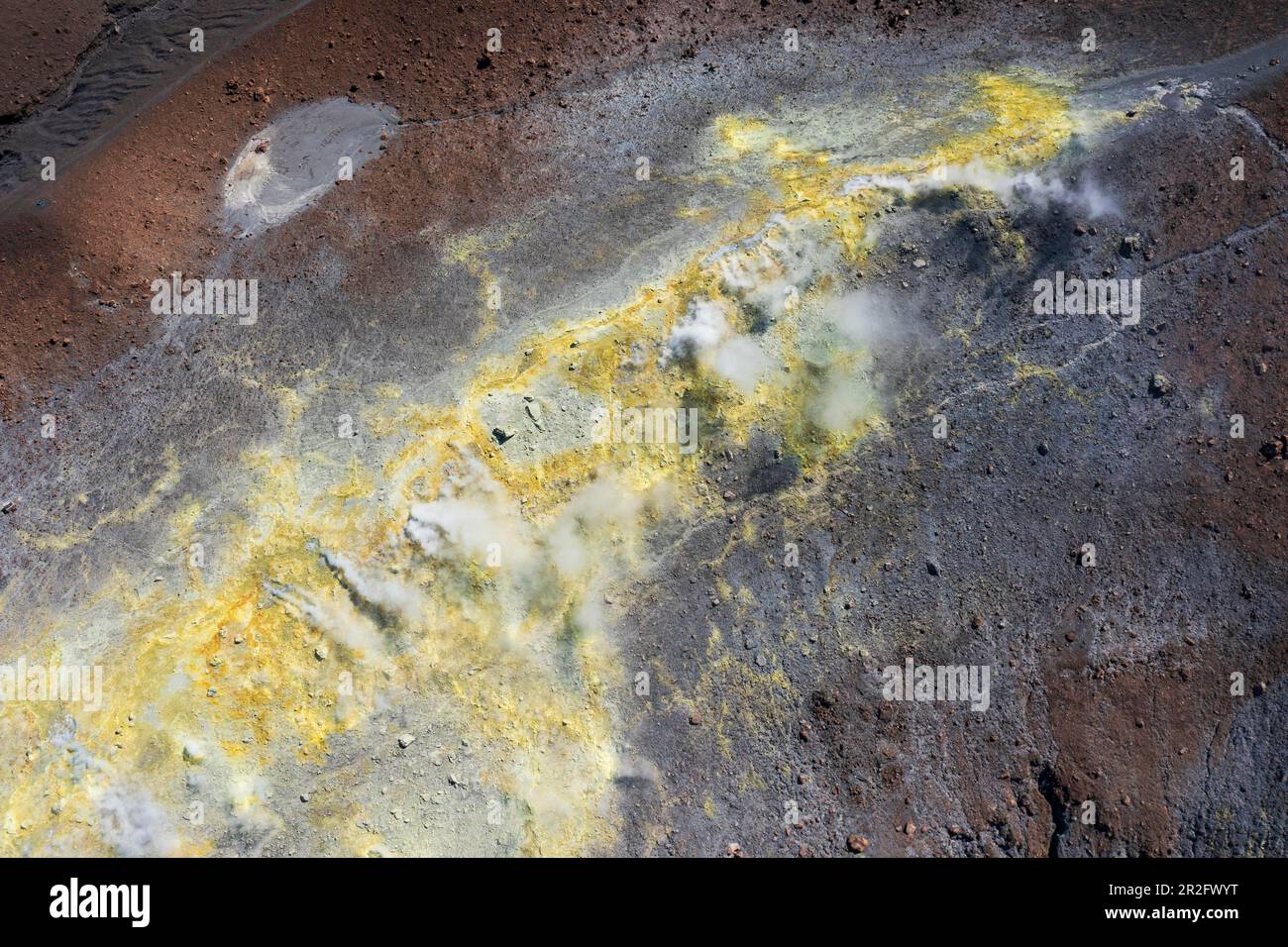 Fumer des fumeroles de soufre au bord du cratère, Gran Cratere, Île Vulcano, Iles Lipari ou Eoliennes, Sicile, Italie Banque D'Images