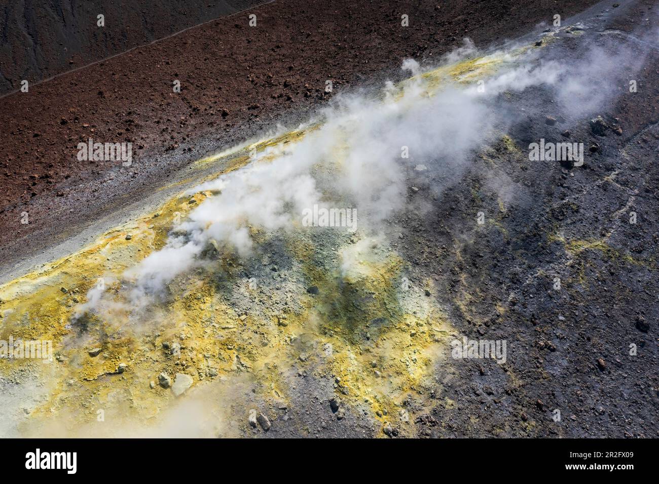 Fumer des fumeroles de soufre au bord du cratère, Gran Cratere, Île Vulcano, Iles Lipari ou Eoliennes, Sicile, Italie Banque D'Images