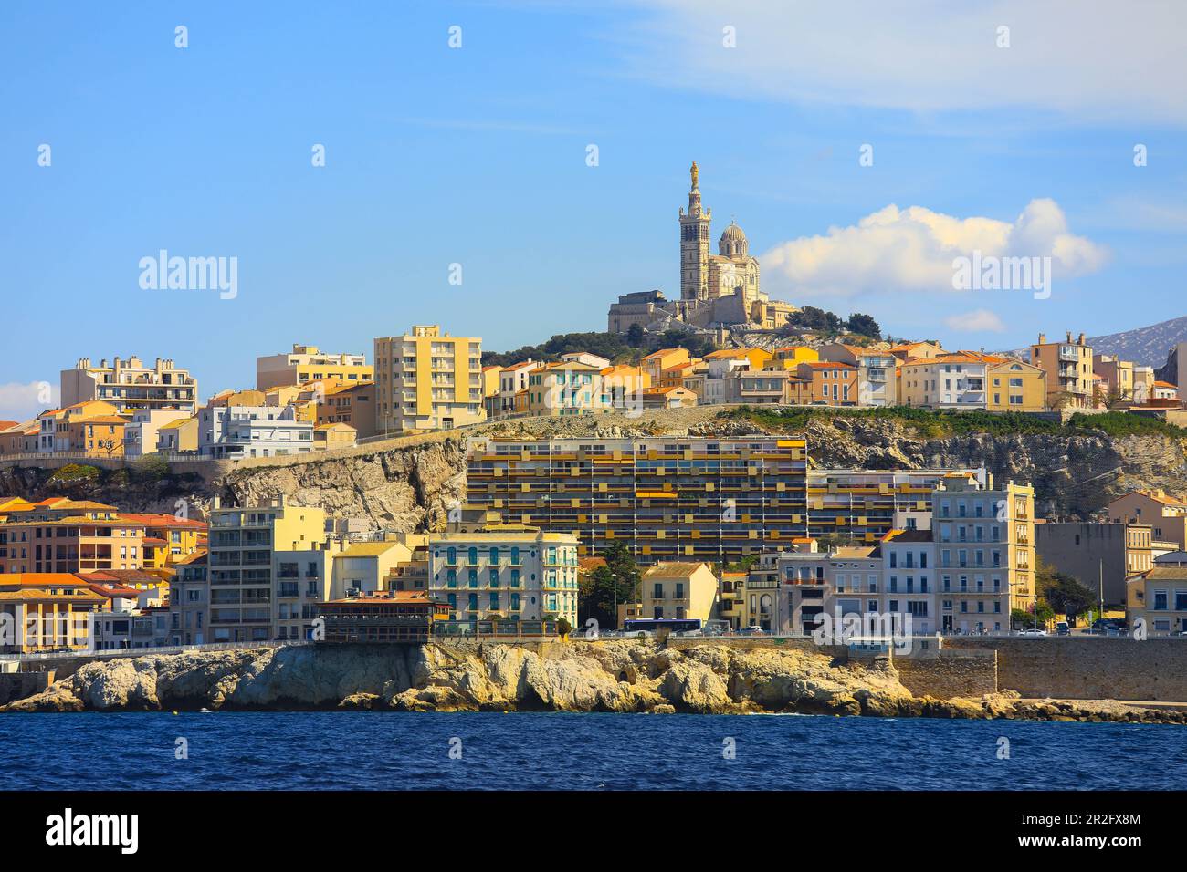 Vue sur notre Dame de la Garde et les bâtiments colorés de Marseille, France Banque D'Images