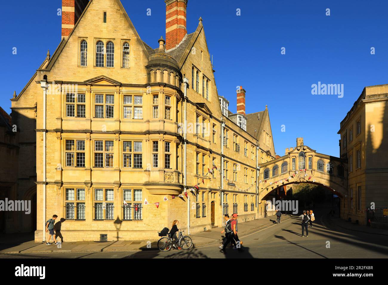 Oxford, Royaume-Uni - 20 septembre 2019 : vue sur Clarendon Building et Hertford Bridge, à Oxford Banque D'Images