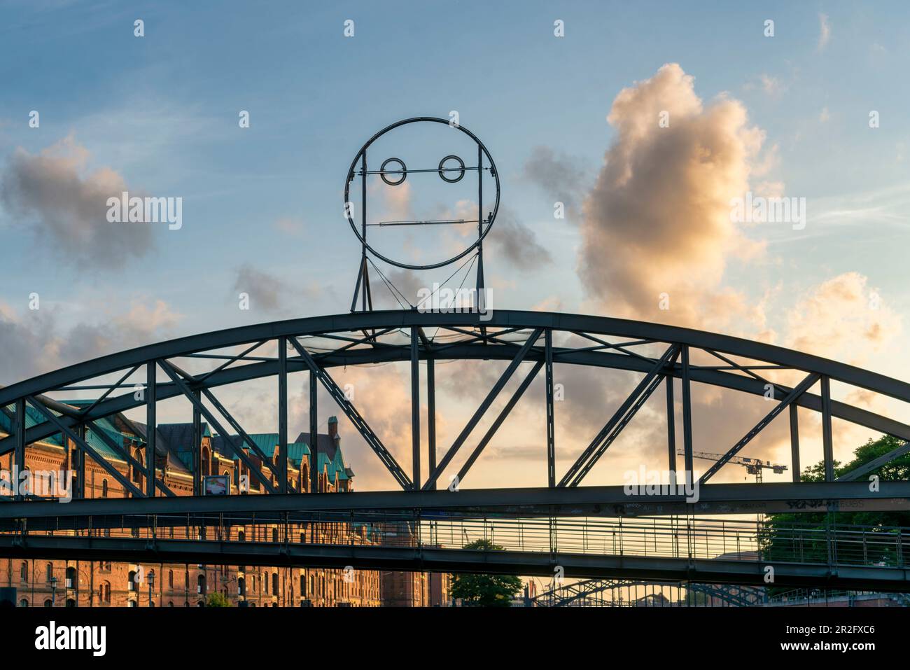 Speicherstadt Hamburg, pont avec des filles drôles, HafenCity, Hambourg, Allemagne Banque D'Images