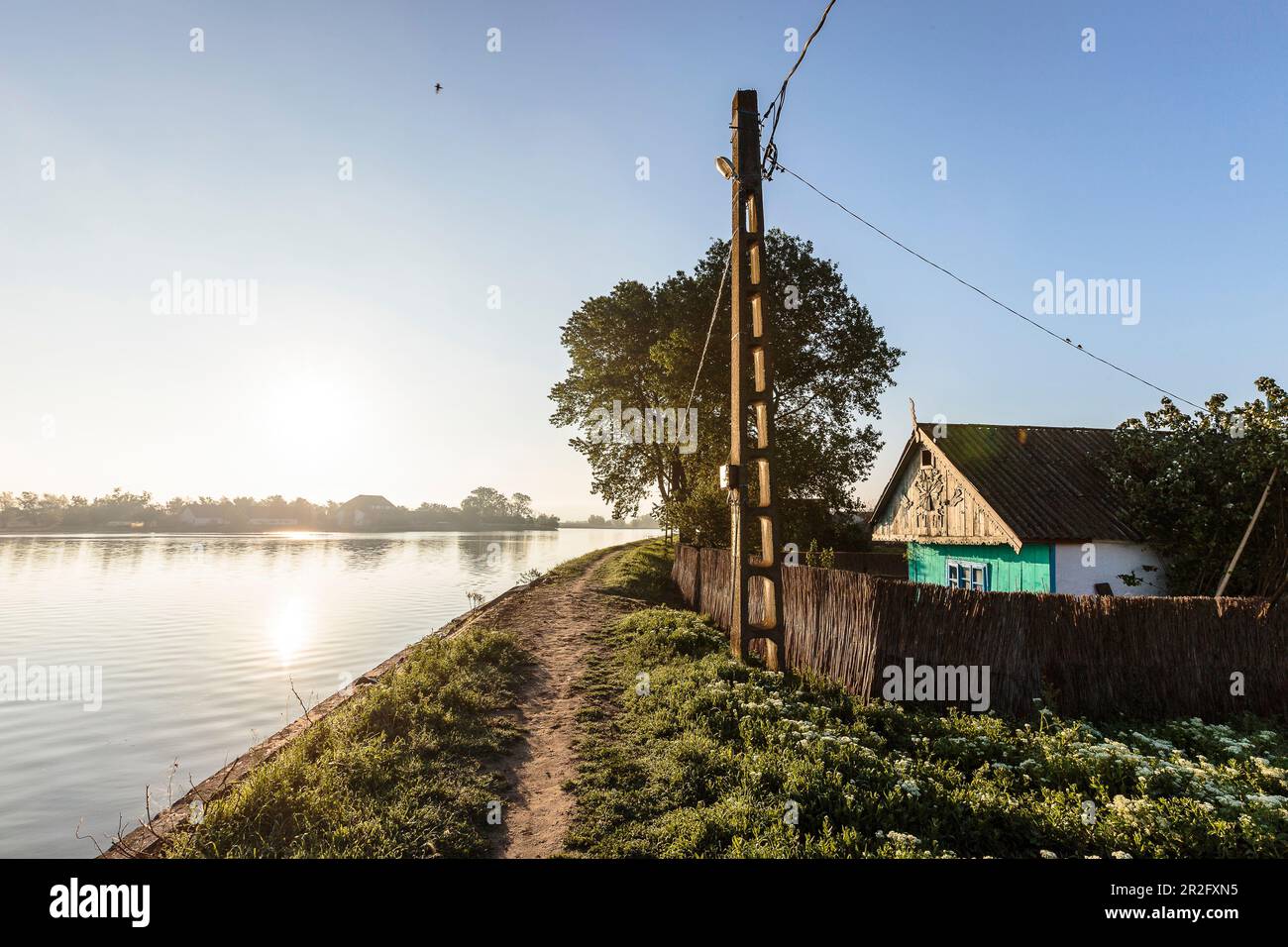 Maison de pêcheur dans le delta du Danube, crépuscule en avril, Mila 23, Tulcea, Roumanie. Banque D'Images