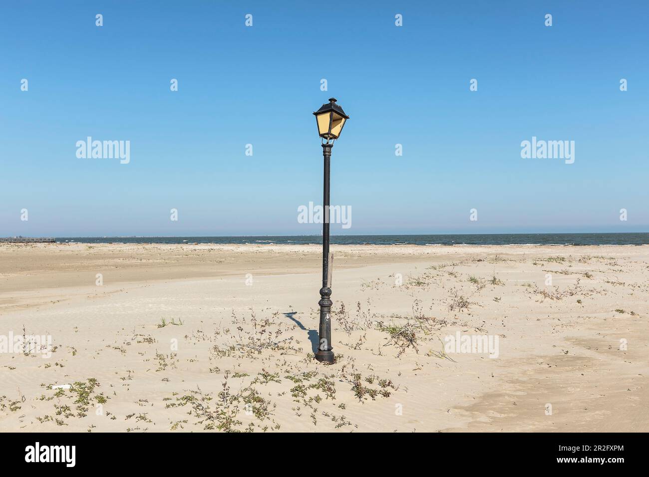 Côte de la mer Noire à l'embouchure du Danube / Delta du Danube, la lanterne se dresse seule et cassée sur la plage, Sulina, Tulcea, Roumanie. Banque D'Images