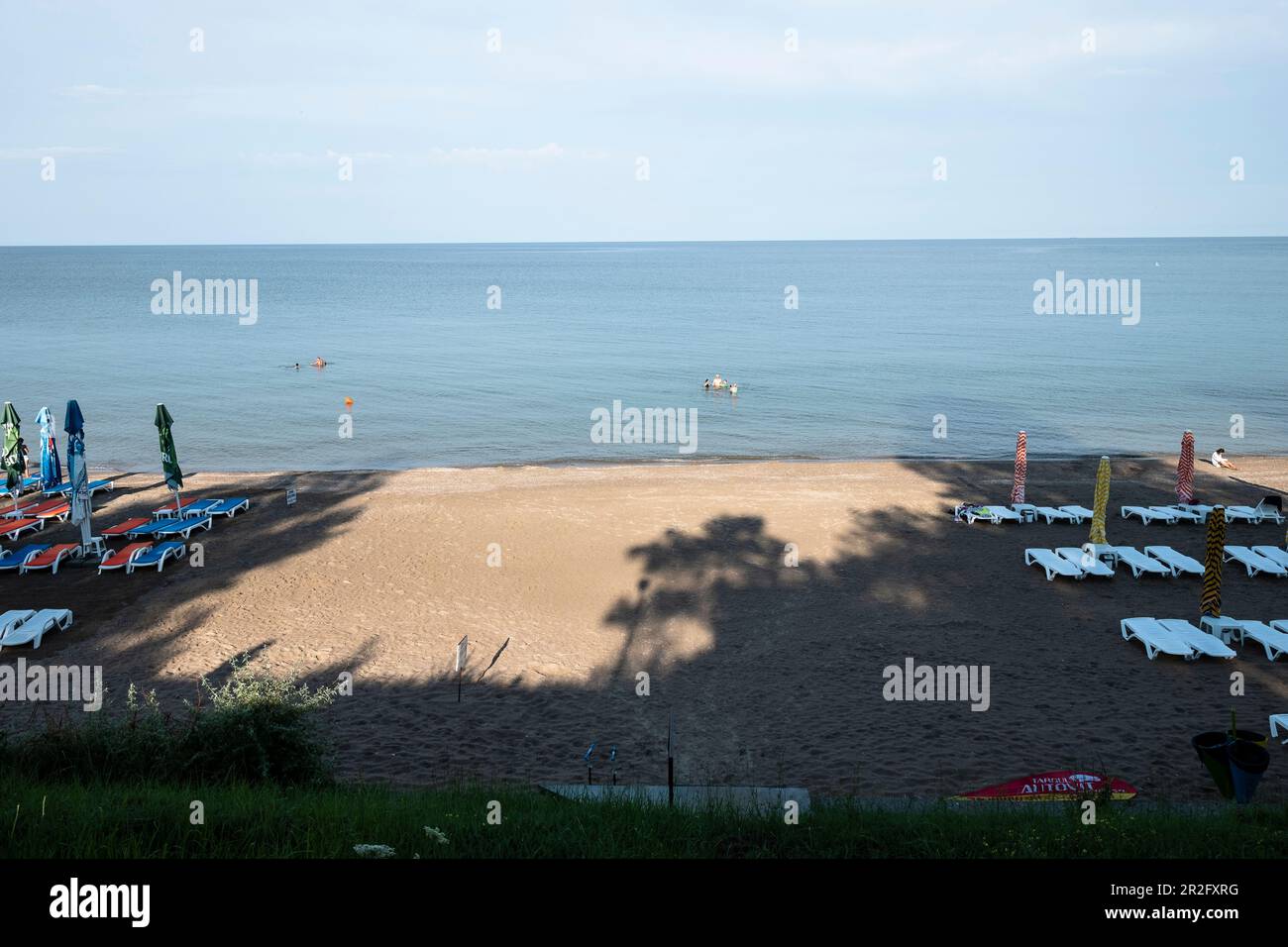 Côte de la mer Noire: Chaises longues et parasols sur la plage, Olimp, Constanta County, Roumanie. Banque D'Images