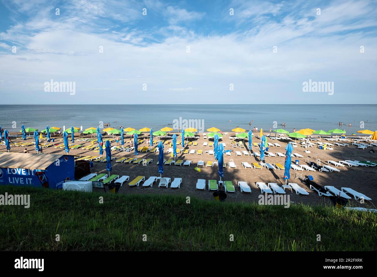 Côte de la mer Noire: Chaises longues et parasols sur la plage, Olimp, Constanta County, Roumanie. Banque D'Images