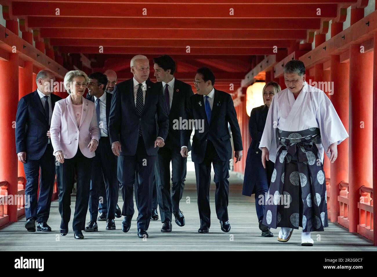 Hatsukaichi, Japon. 19th mai 2023. Le Groupe des sept dirigeants en tournée au Sanctuaire d'Itsukushima sur l'île de Miyajima pendant la première journée du Sommet de G7, à 19 mai 2023, à Hatsukaichi, au Japon. Debout de gauche à droite : le chancelier allemand OLAF Schotz, le président de la Commission européenne Ursula von der Leyen, le Premier ministre britannique Rishi Sunak, États-Unis Le président Joe Biden, le premier ministre canadien Justin Trudeau, le premier ministre japonais Fumio Kishida et le premier ministre italien Giorgia Meloni. Crédit: Photo de piscine/G7 Hiroshima/Alamy Live News Banque D'Images