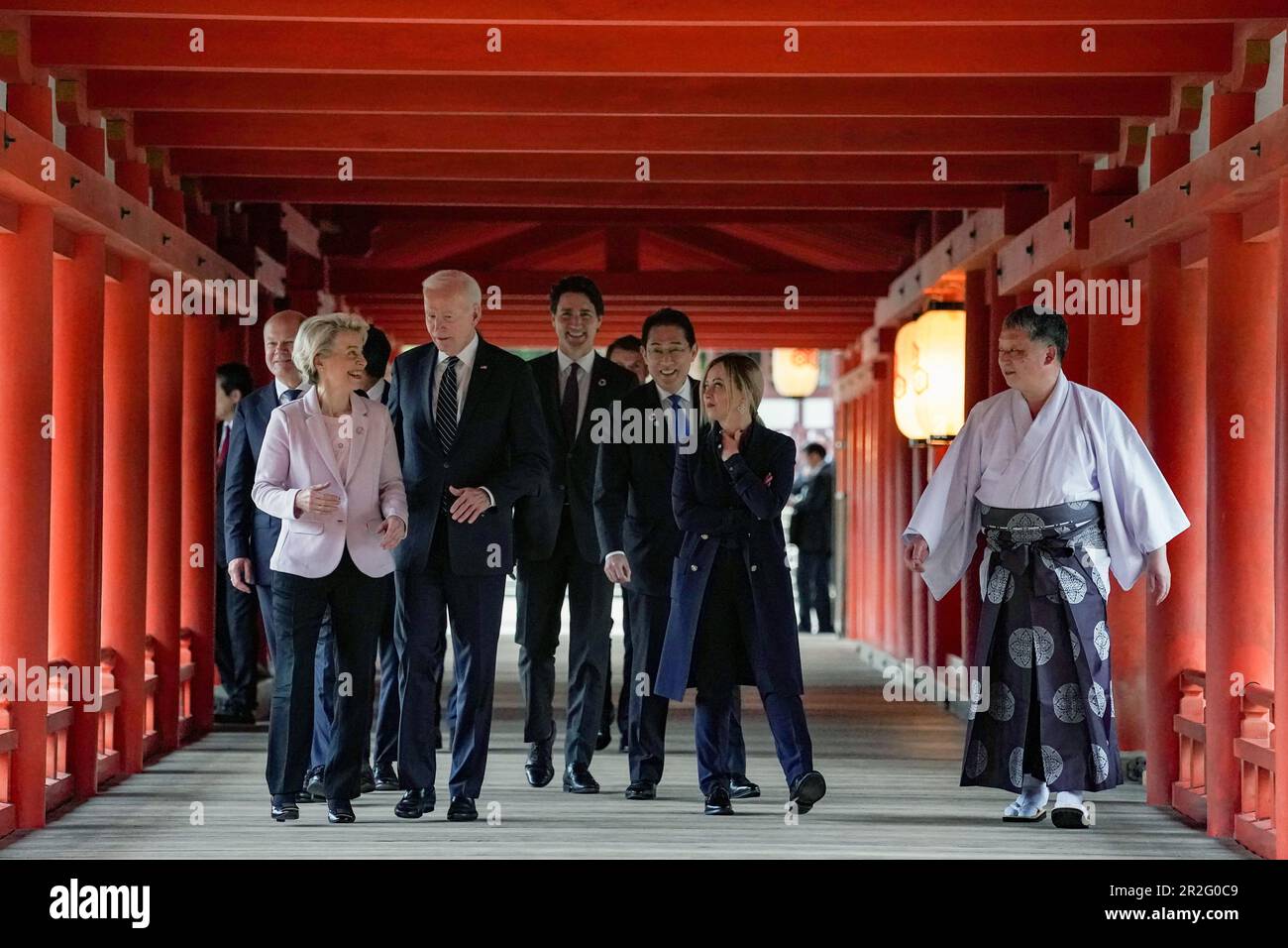 Hatsukaichi, Japon. 19th mai 2023. Le Groupe des sept dirigeants en tournée au Sanctuaire d'Itsukushima sur l'île de Miyajima pendant la première journée du Sommet de G7, à 19 mai 2023, à Hatsukaichi, au Japon. Debout de gauche à droite : le chancelier allemand OLAF Schotz, le président de la Commission européenne Ursula von der Leyen, États-Unis Le président Joe Biden, le premier ministre canadien Justin Trudeau, le premier ministre japonais Fumio Kishida et le premier ministre italien Giorgia Meloni. Crédit: Photo de piscine/G7 Hiroshima/Alamy Live News Banque D'Images