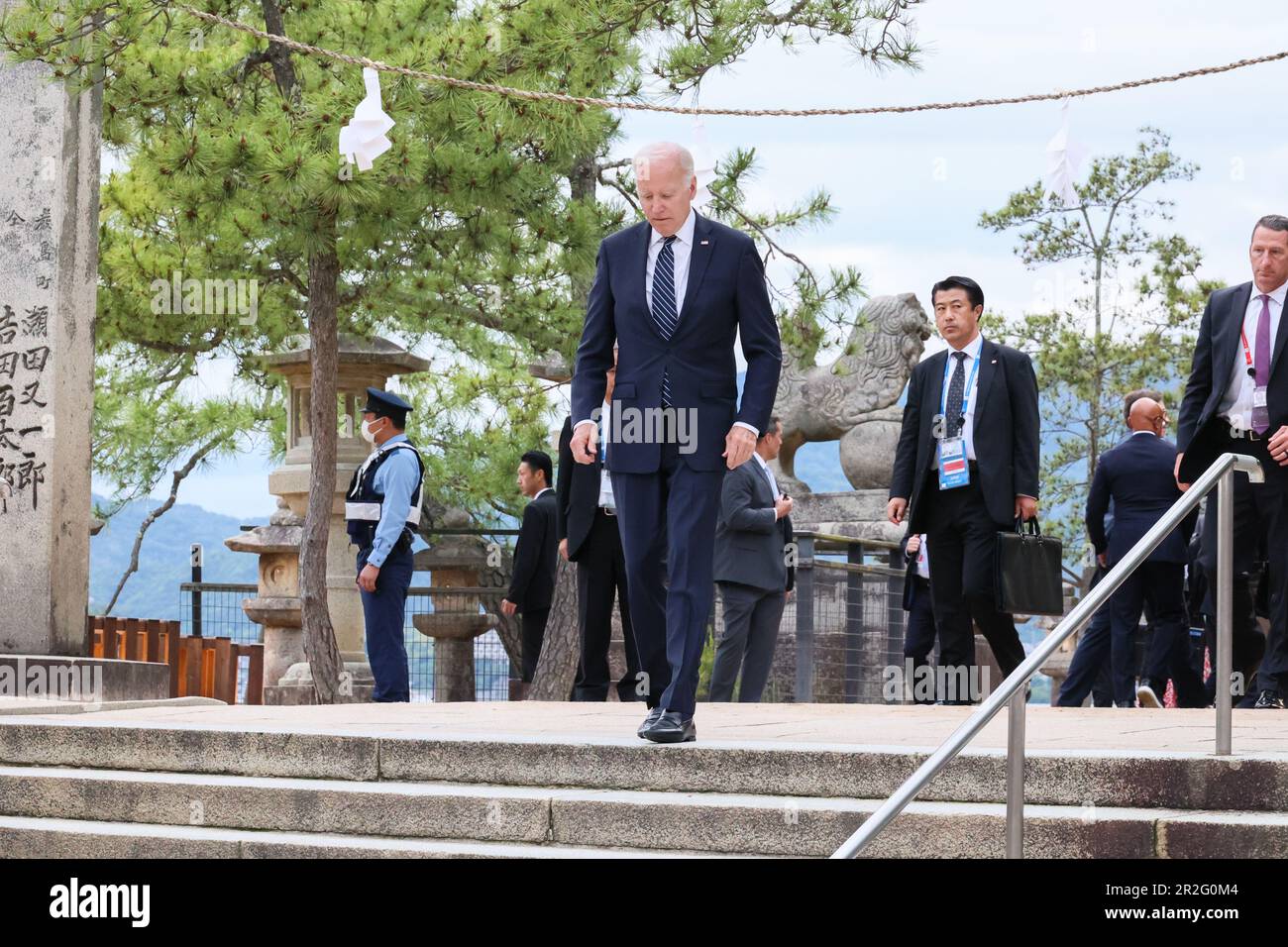 Hatsukaichi, Japon. 19th mai 2023. ÉTATS-UNIS Le président Joe Biden, arrive en hélicoptère et se promène pour rejoindre le Groupe des sept dirigeants lors d'une visite du sanctuaire d'Itsukushima sur l'île Miyajima, le premier jour du Sommet de G7, à 19 mai 2023, à Hatsukaichi, au Japon. Crédit: Photo de piscine/G7 Hiroshima/Alamy Live News Banque D'Images