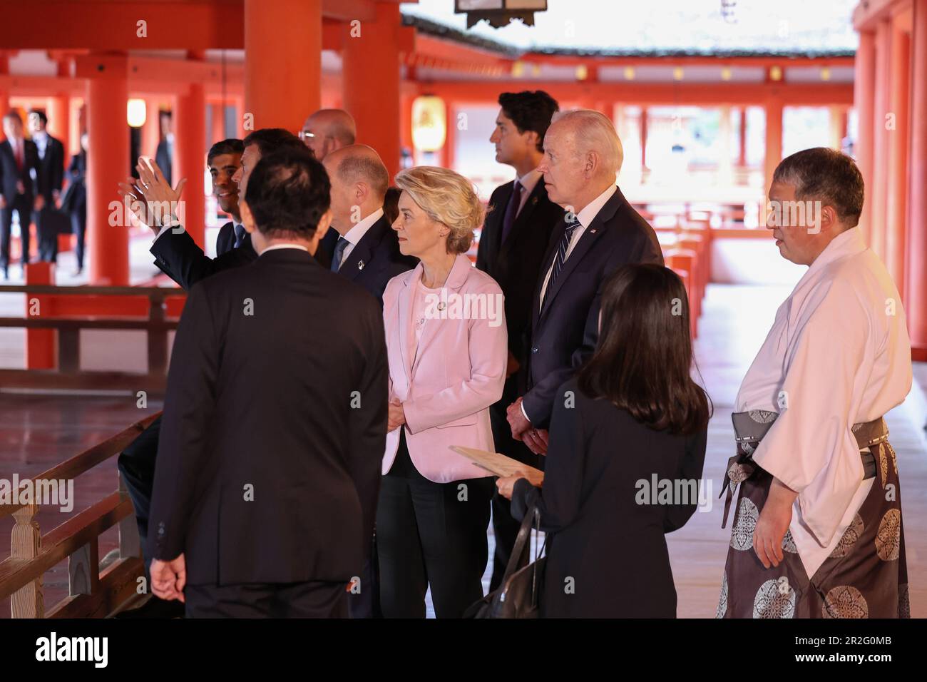 Hatsukaichi, Japon. 19th mai 2023. Le Groupe des sept dirigeants en tournée au Sanctuaire d'Itsukushima sur l'île de Miyajima pendant la première journée du Sommet de G7, à 19 mai 2023, à Hatsukaichi, au Japon. Debout de gauche à droite : le premier ministre britannique Rishi Sunak, le président français Emmanuel Macron, le premier ministre japonais Fumio Kishida, le président du Conseil européen Charles Michel, le chancelier allemand OLAF Schotz, le président de la Commission européenne Ursula von der Leyen, le premier ministre canadien Justin Trudeau et les États-Unis Président Joe Biden. Crédit: Photo de piscine/G7 Hiroshima/Alamy Live News Banque D'Images