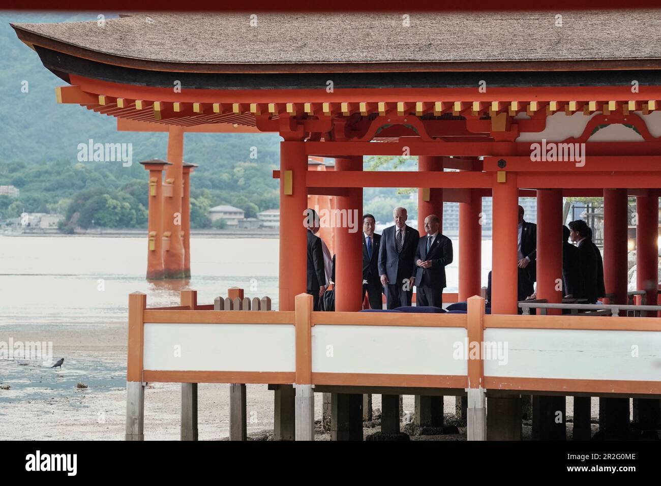 Hatsukaichi, Japon. 19th mai 2023. ÉTATS-UNIS Le Président Joe Biden, au centre, rejoint le Groupe des sept dirigeants lors d'une visite du Sanctuaire d'Itsukushima sur l'île Miyajima, le premier jour du Sommet de G7, à 19 mai 2023, à Hatsukaichi, au Japon. Debout de gauche à droite : le Premier ministre japonais Fumio Kishida, le président américain Joe Biden et le chancelier allemand OLAF Schotz. Crédit: Photo de piscine/G7 Hiroshima/Alamy Live News Banque D'Images
