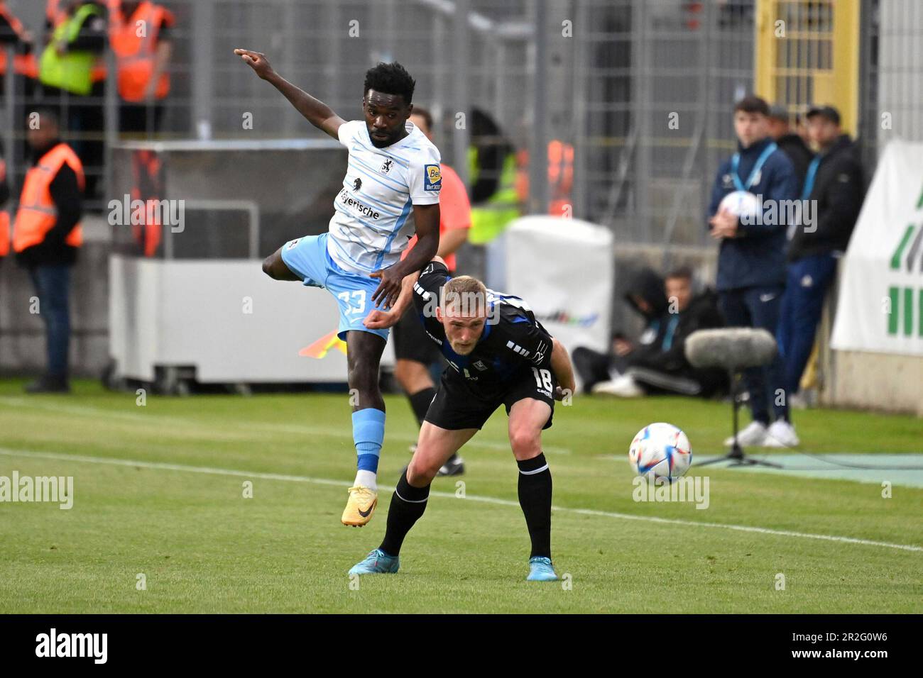 Stade de Munich GRUENWALDER. 19th mai 2023. Joseph BOYAMBA (Munich 1860), action, duels contre Laurent JANS (Mannheim). Football 3rd League, 37th match day TSV Munich 1860 - SV Waldhof Mannheim sur 19 mai 2023 à Munich GRUENWALDER STADION. LES RÉGLEMENTATIONS DFL INTERDISENT TOUTE UTILISATION DE PHOTOGRAPHIES COMME SÉQUENCES D'IMAGES ET/OU QUASI-VIDÉO. ? Credit: dpa/Alay Live News Banque D'Images