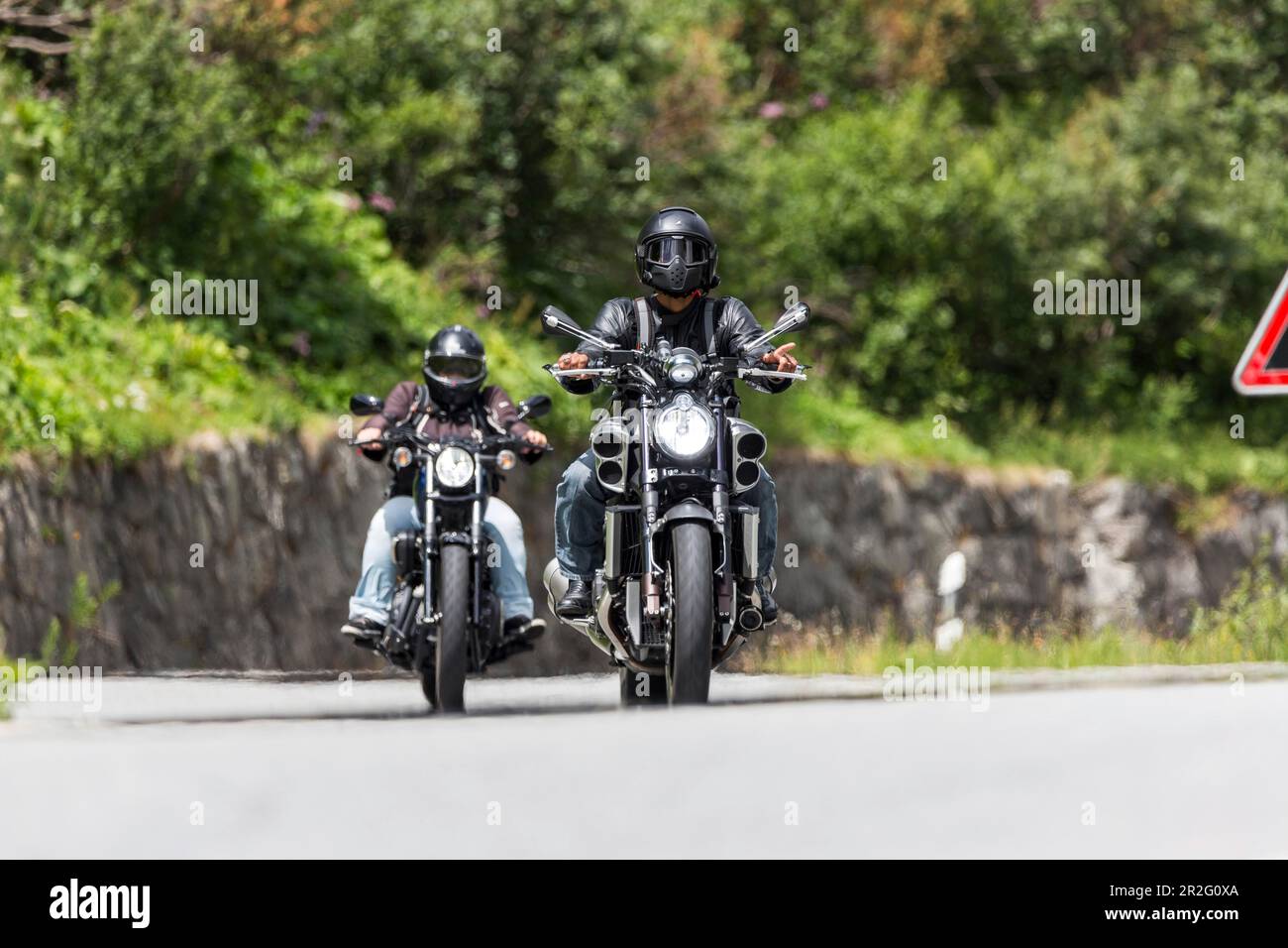 Moto sur le col sinueux de Nufenen dans les Alpes, route populaire de moto, Ulrichen, Obergoms, Canton Valais, Suisse Banque D'Images