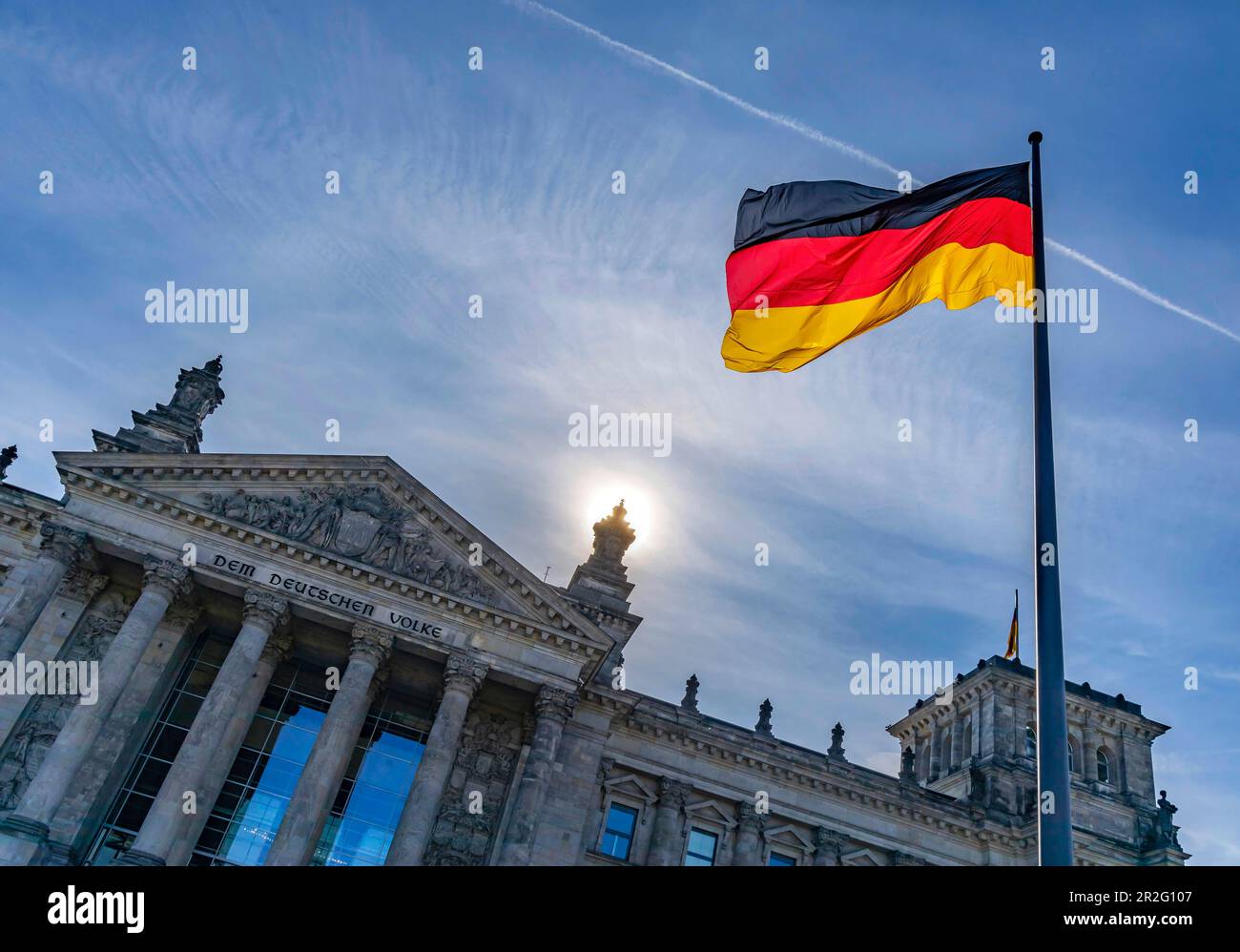 Drapeau de l'Allemagne survolant le Reichstag, vue extérieure, Berlin, Allemagne Banque D'Images