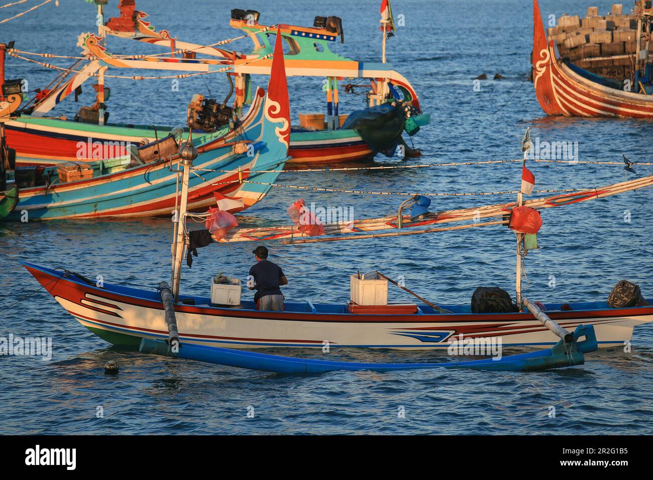 Bateau de pêche en bois balinais artisanal coloré au port de Jimbaran Beach, Bali, Indonésie Banque D'Images