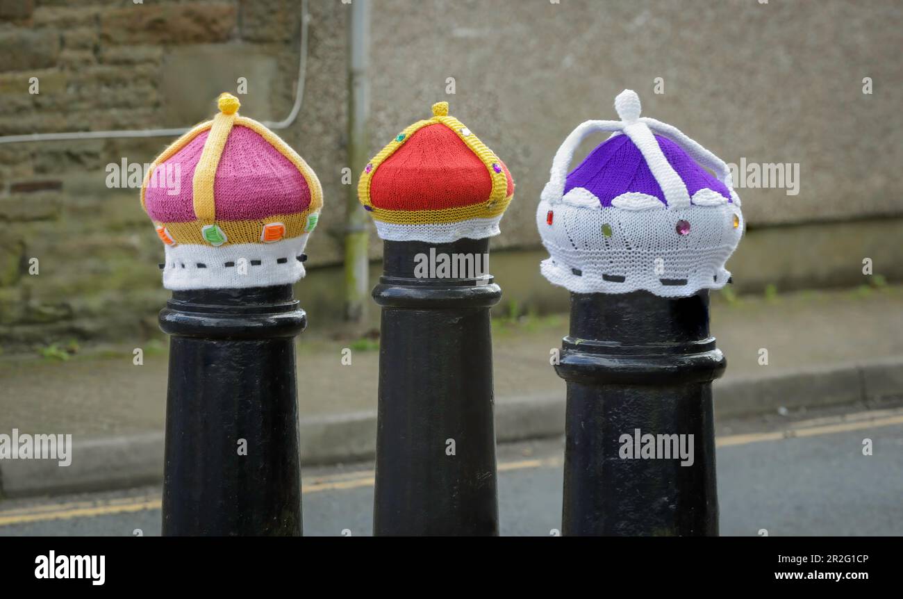 Editorial Ystradgynlais, Royaume-Uni - 06 avril 2023 : trois couronnes tricotées en laine couvrent les bornes de circulation dans la ville d'Ystradgynlais, dans le sud du pays de Galles, à advane Banque D'Images