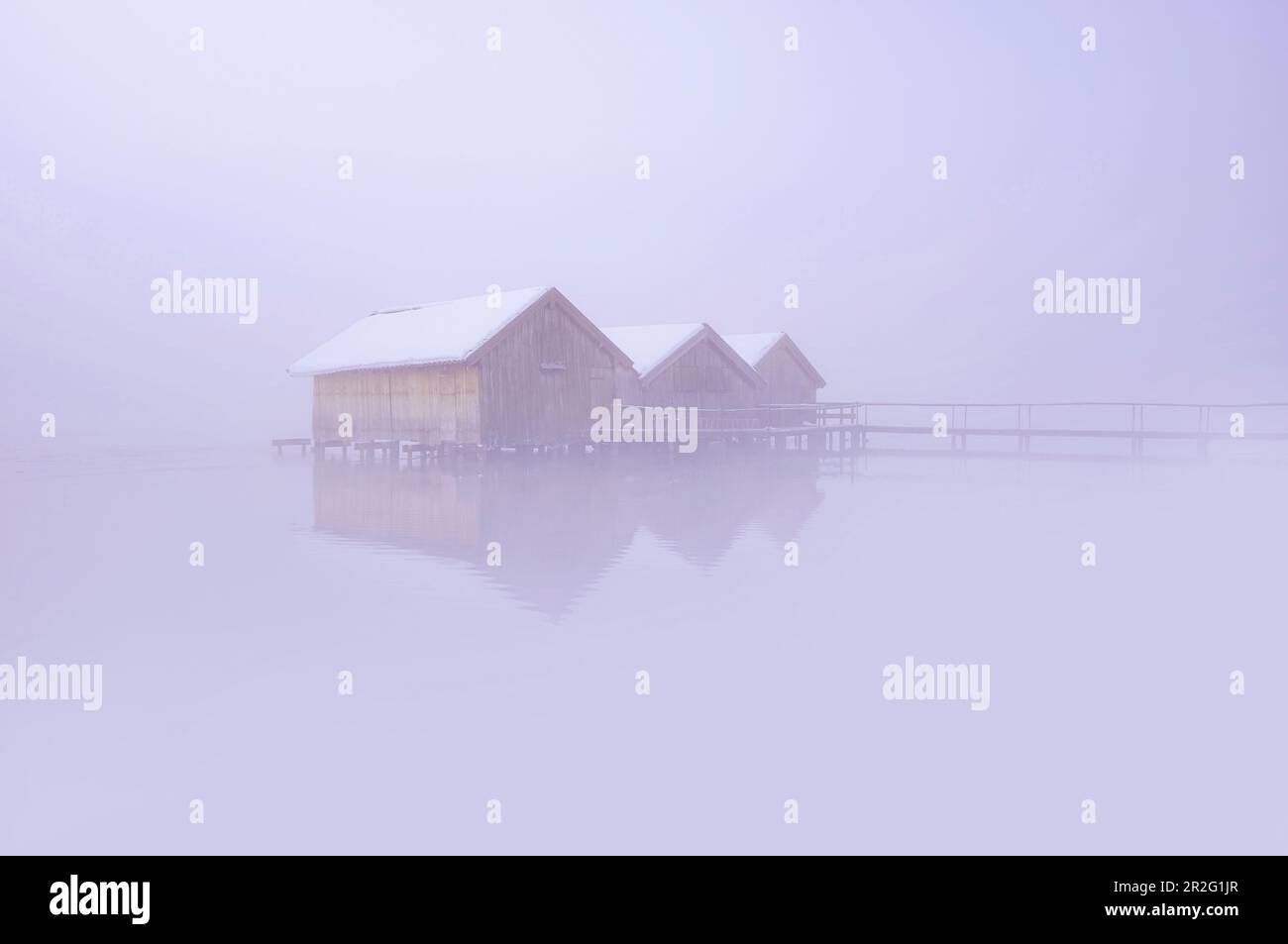 Les maisons de pêcheurs de Schlehdorf sur une brumeuse février matin, haute-Bavière, Bavière, Allemagne Banque D'Images