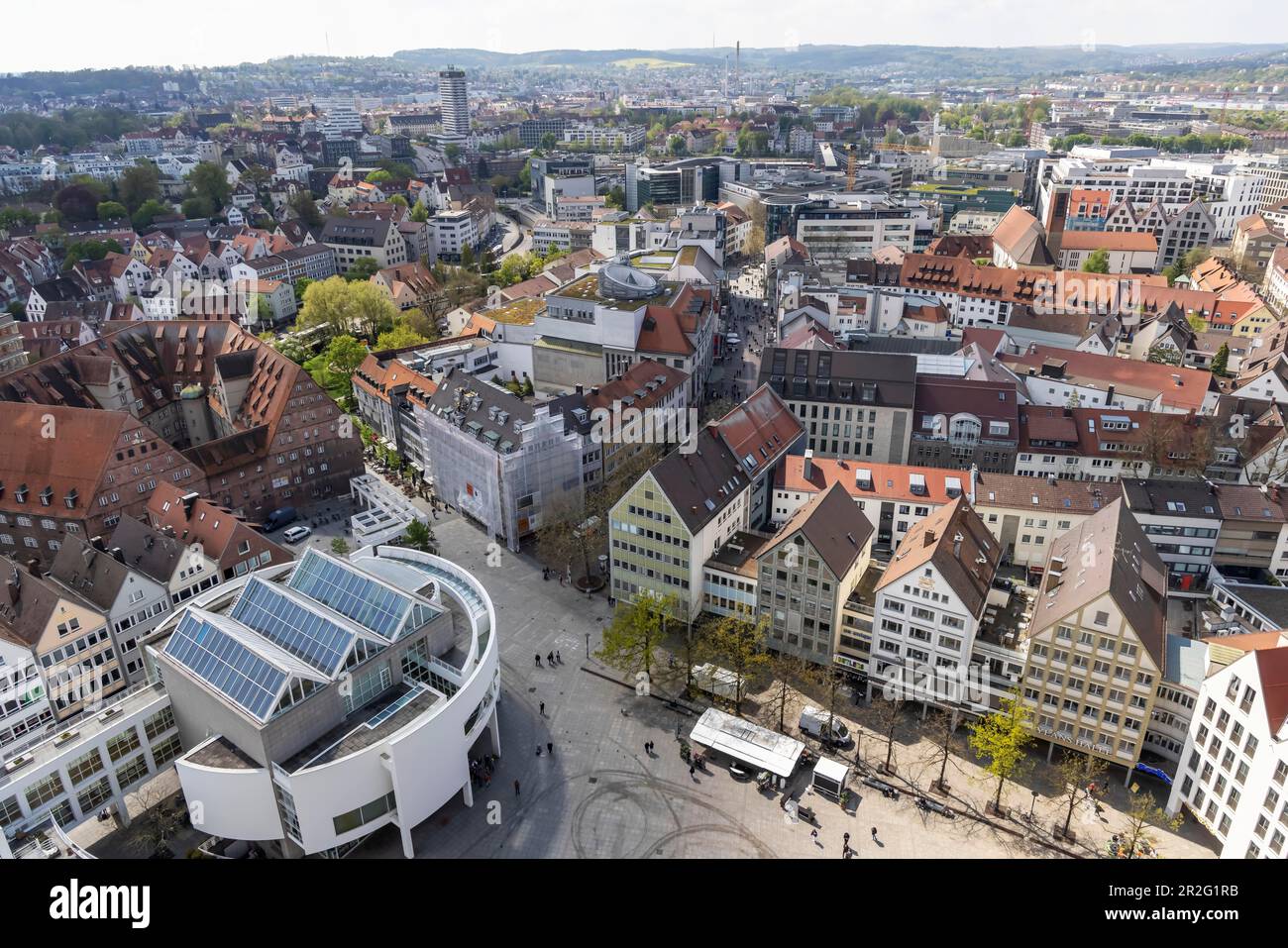Vue sur la ville depuis la cathédrale, en premier plan la place de la cathédrale avec l'hôtel de ville, Ulm, Bade-Wurtemberg, Allemagne Banque D'Images