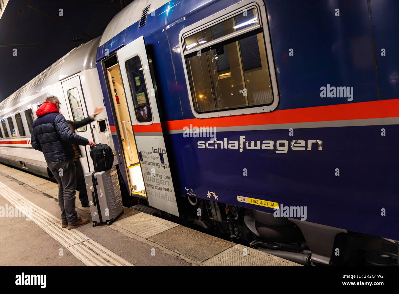 Train de nuit pour Venise, voiture de nuit, Nightjet (NJ) 237 d'OeBB à la plate-forme, gare principale à Stuttgart, Baden-Wuerttemberg, Allemagne Banque D'Images