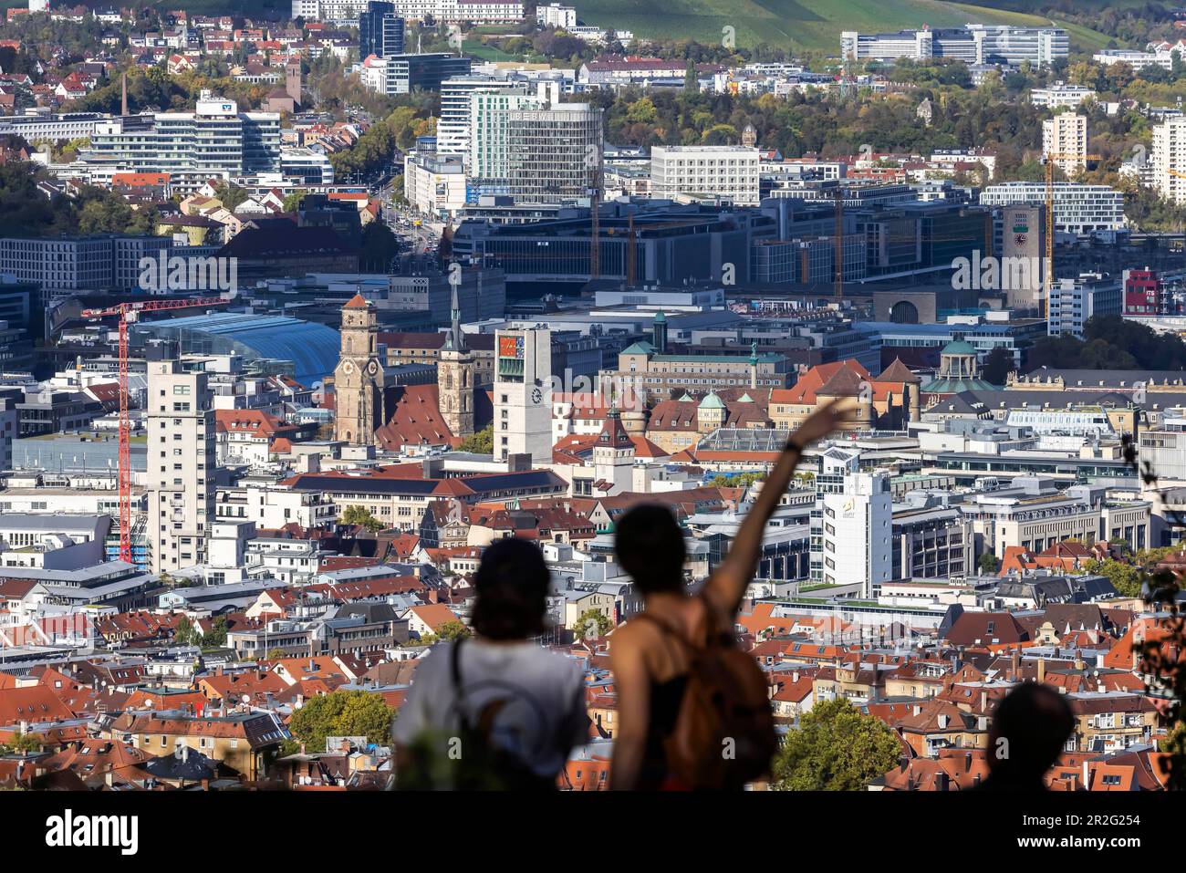 Vue sur le centre de Stuttgart, vue sur la ville avec collégiale, tour de l'hôtel de ville, au-dessus de la gare centrale et de l'Europaviertel, Stuttgart Banque D'Images