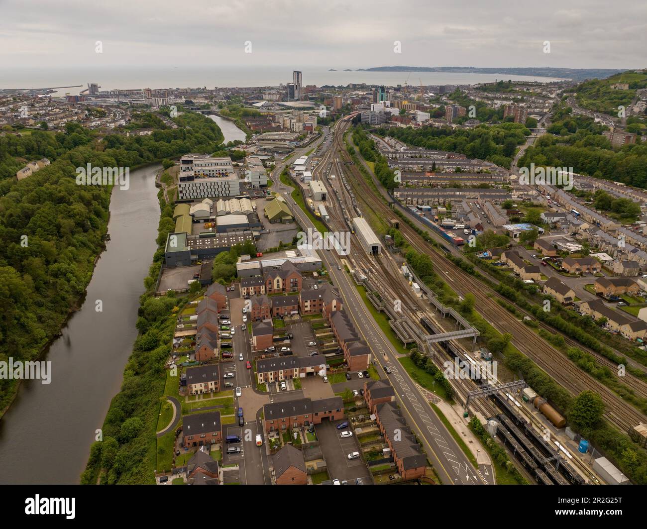 Editorial SWANSEA, Royaume-Uni - 14 mai 2023: Une vue de la ville de Swansea de la région de Landore montrant la rivière Tawe et les lignes de chemin de fer dans la rue haute Stati Banque D'Images