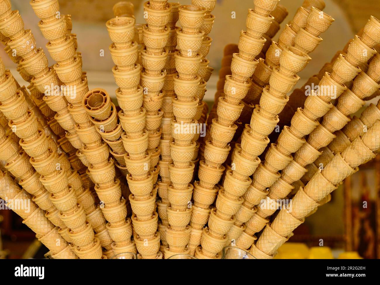 Beaucoup de cornets de glace empilés comme décoration dans un salon de glace, Assisi, Italie Banque D'Images