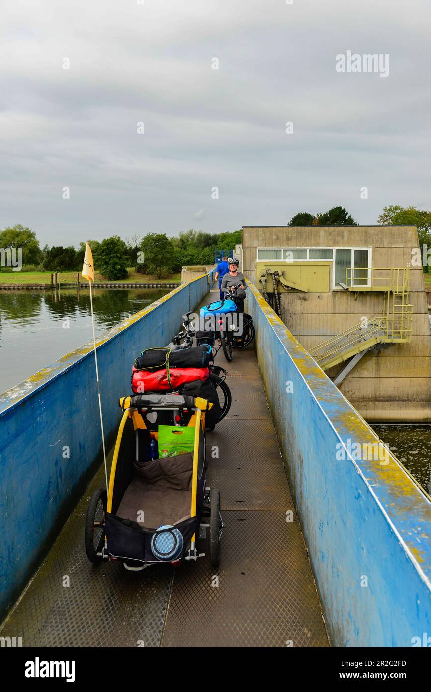 Des vélos et des remorques pour chiens sur un pont très étroit au-dessus de la Moselle, près de Koenigsmacker, en France Banque D'Images