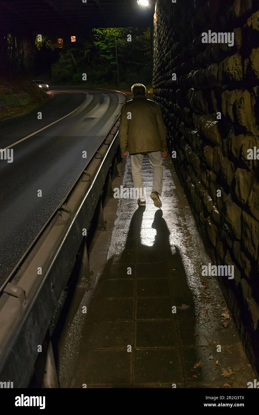 Homme âgé de nuit dans un métro, Nuremberg, moyenne-Franconie, Bavière, Allemagne Banque D'Images