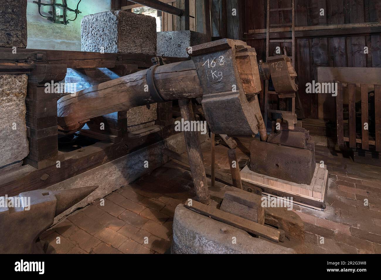 Marteaux de queue historiques, utilisés depuis 1900, dans un moulin à marteaux historique, toujours en service, Haut-Palatinat, Bavière, Allemagne Banque D'Images