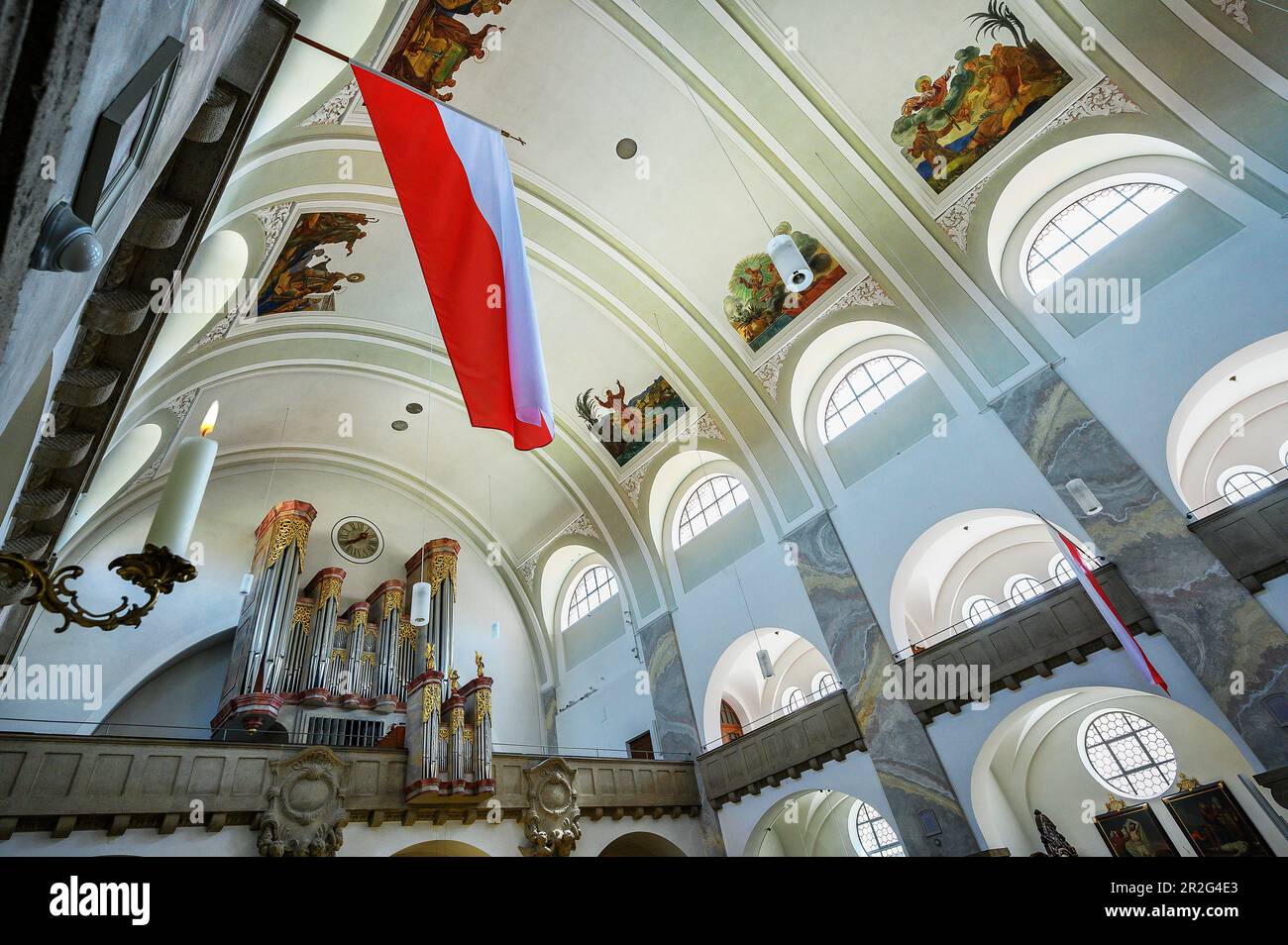 Orgue, drapeau et fresques de plafond, St. Église catholique Anton, Kempten, Allgaeu, Bavière, Allemagne Banque D'Images
