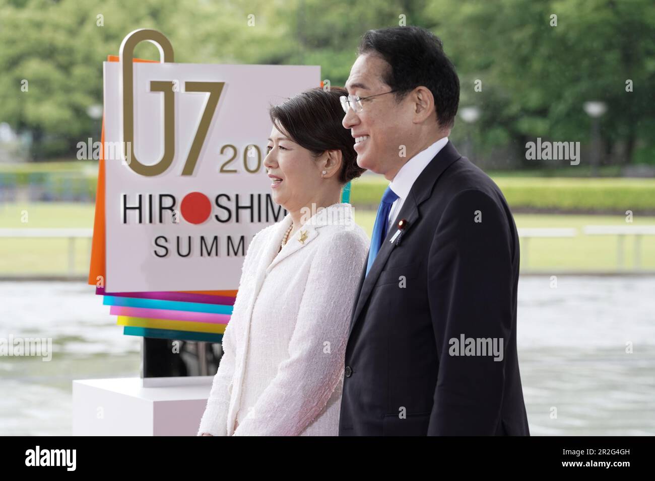 Hiroshima, Japon. 19th mai 2023. Le Premier ministre japonais Fumio Kishida, à droite, et son conjoint Yuko Kishida attendent d’accueillir le Groupe des sept dirigeants le premier jour du Sommet de G7, à 19 mai 2023, à Hiroshima, au Japon. Crédit: Photo de piscine/G7 Hiroshima/Alamy Live News Banque D'Images