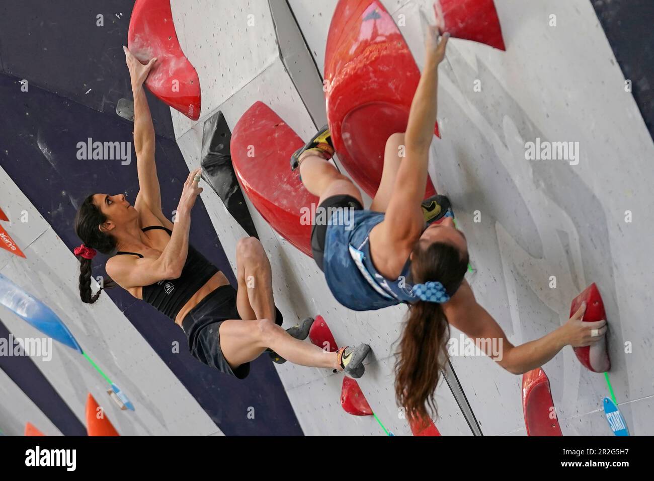 Fanny Gibert, left, of France, competes during the women's boulder qualifications at the IFSC Climbing World Cup, Friday, May 19, 2023, in Salt Lake City. (AP Photo/Rick Bowmer) Banque D'Images