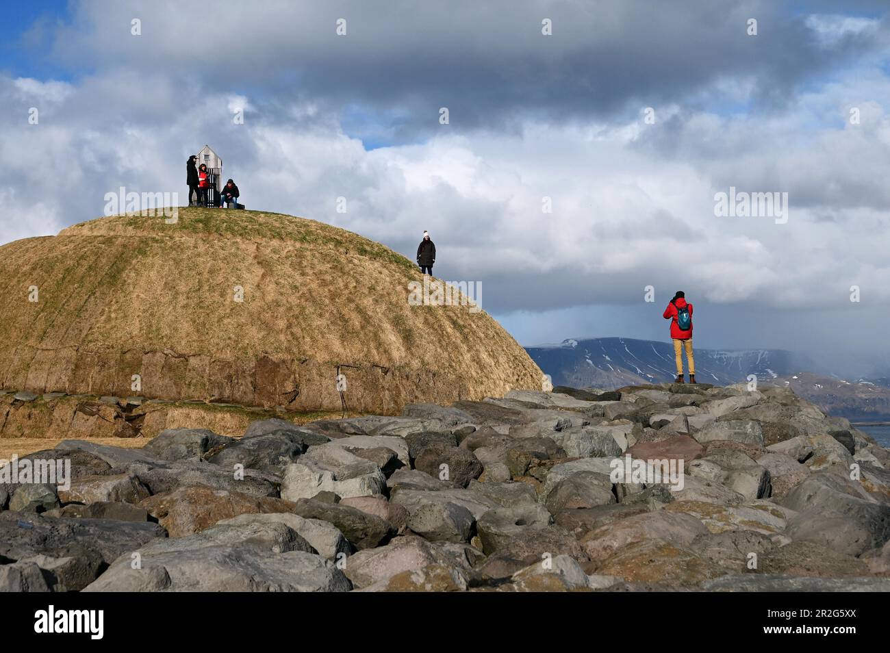 PUFA, installation extérieure par l'artiste Olof Norga dans le vieux port avec un chemin en spirale sur une petite colline, Reykjavik, Islande Banque D'Images