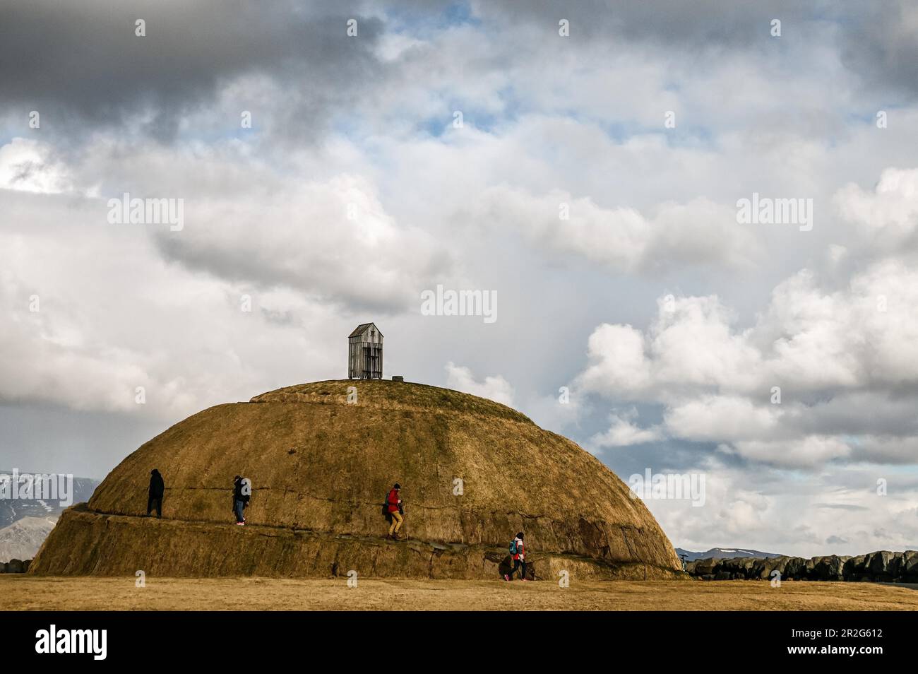 PUFA, installation extérieure par l'artiste Olof Norga dans le vieux port avec un chemin en spirale sur une petite colline, Reykjavik, Islande Banque D'Images