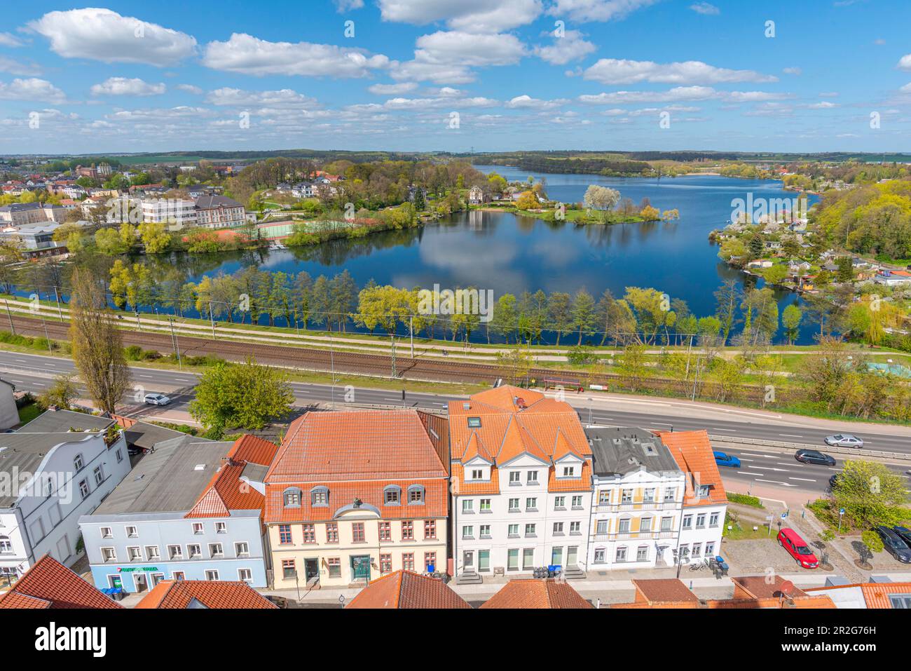 Petite ville de Waren, Mueritz, vue de la tour St. Marien église, vieille ville, port de ville, région de vacances, Tiefwarensee, Voies ferrées, lac Mecklembourg Banque D'Images