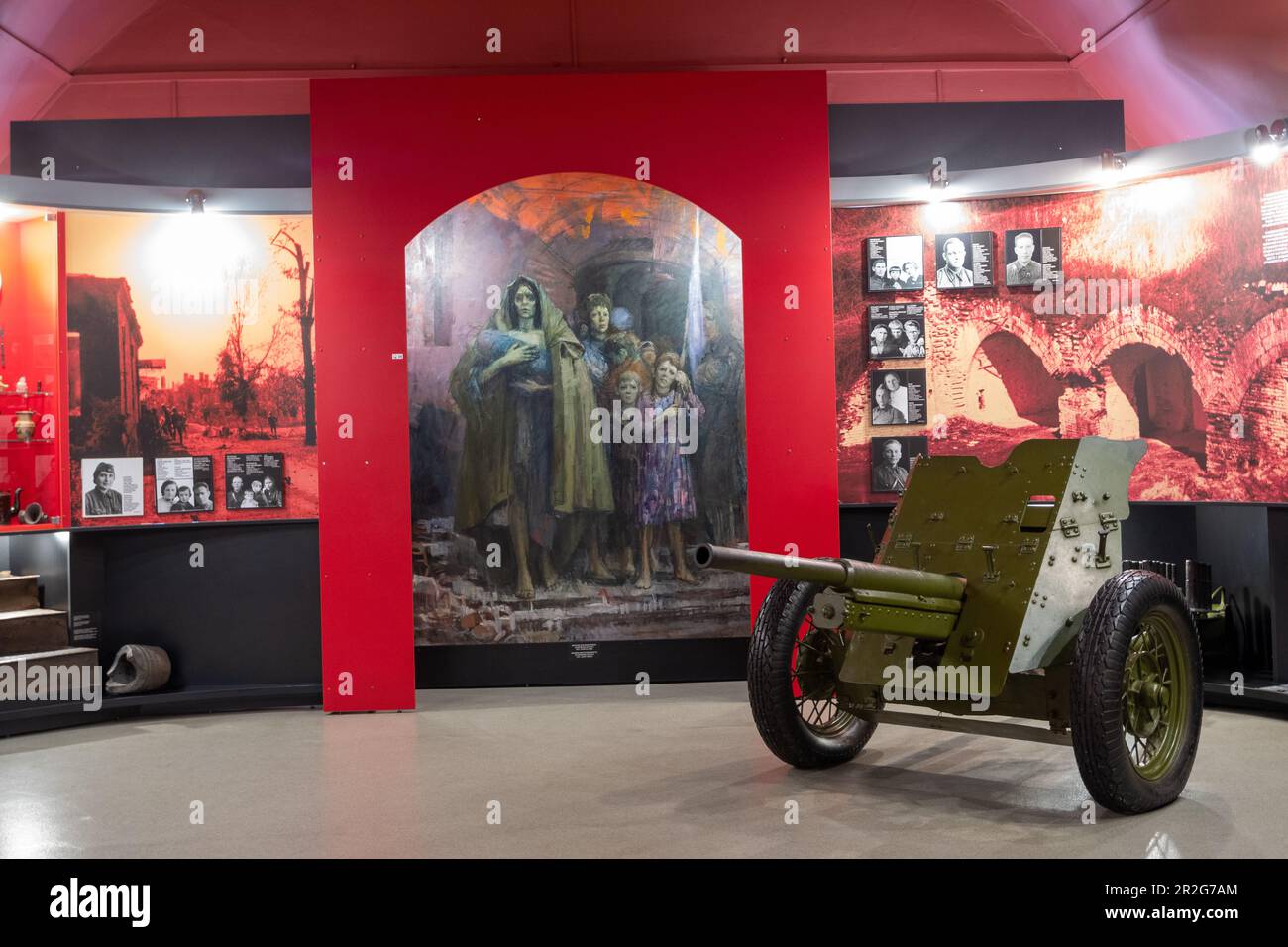 Brest, Bélarus - 14 avril 2023 : photos de l'ancien musée des participants de la Seconde Guerre mondiale sur le mur rouge Banque D'Images
