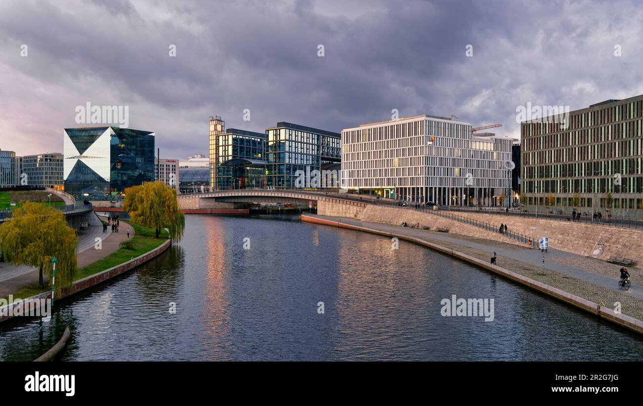 Vue panoramique, Spree, Cube, Lehrter Bahnhof, Spreebogen, Berlin, Allemagne Banque D'Images