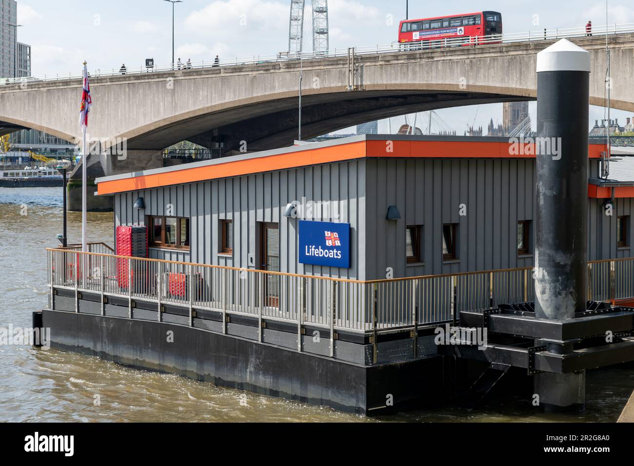 Londres. ROYAUME-UNI- 05.17.2023. La station de canot de sauvetage de la Royal National Lifeboat institution sur la Tamise. Banque D'Images